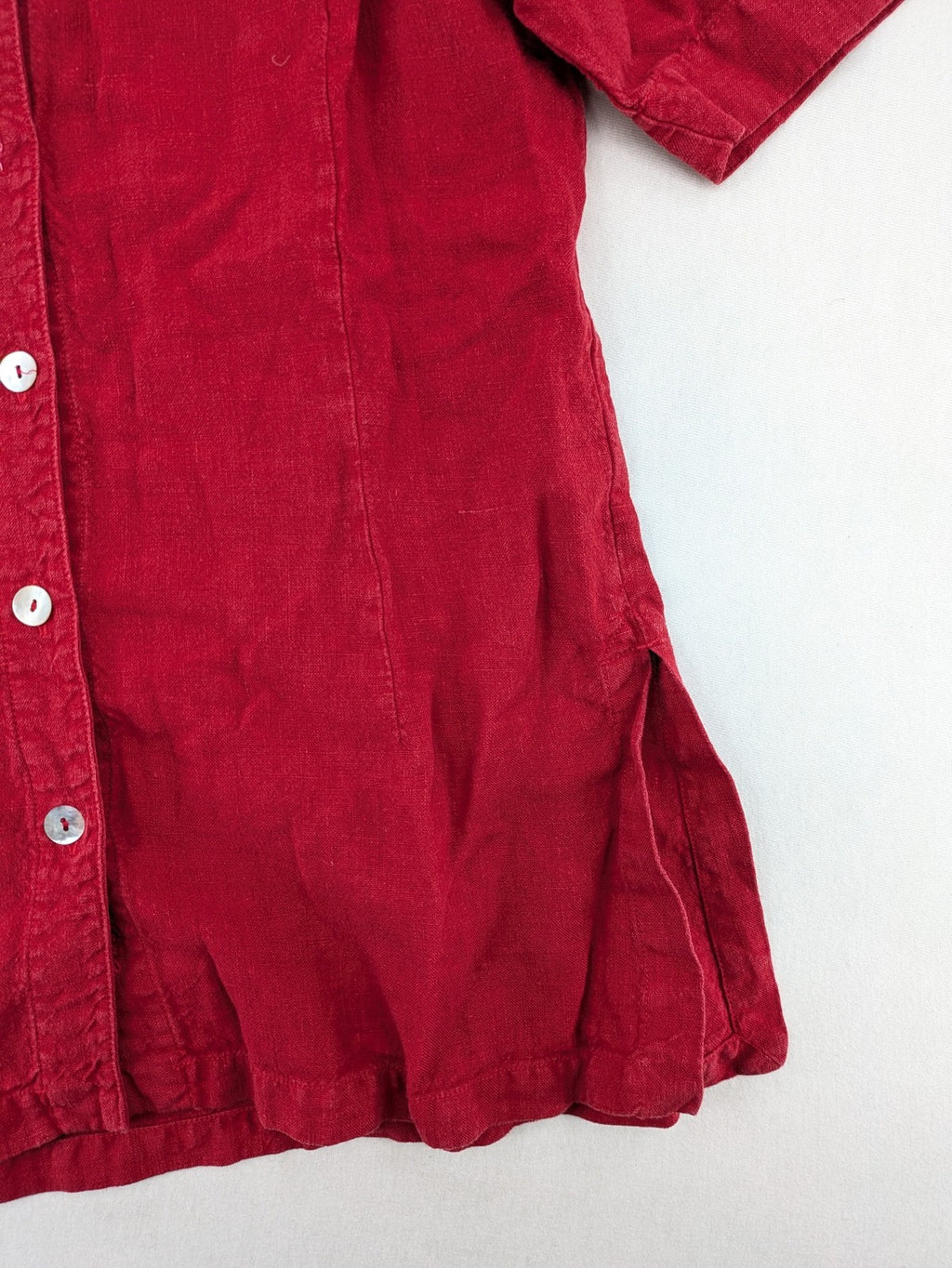 Deerberg red short-sleeve linen blouse with collar, button placket, and side slits.