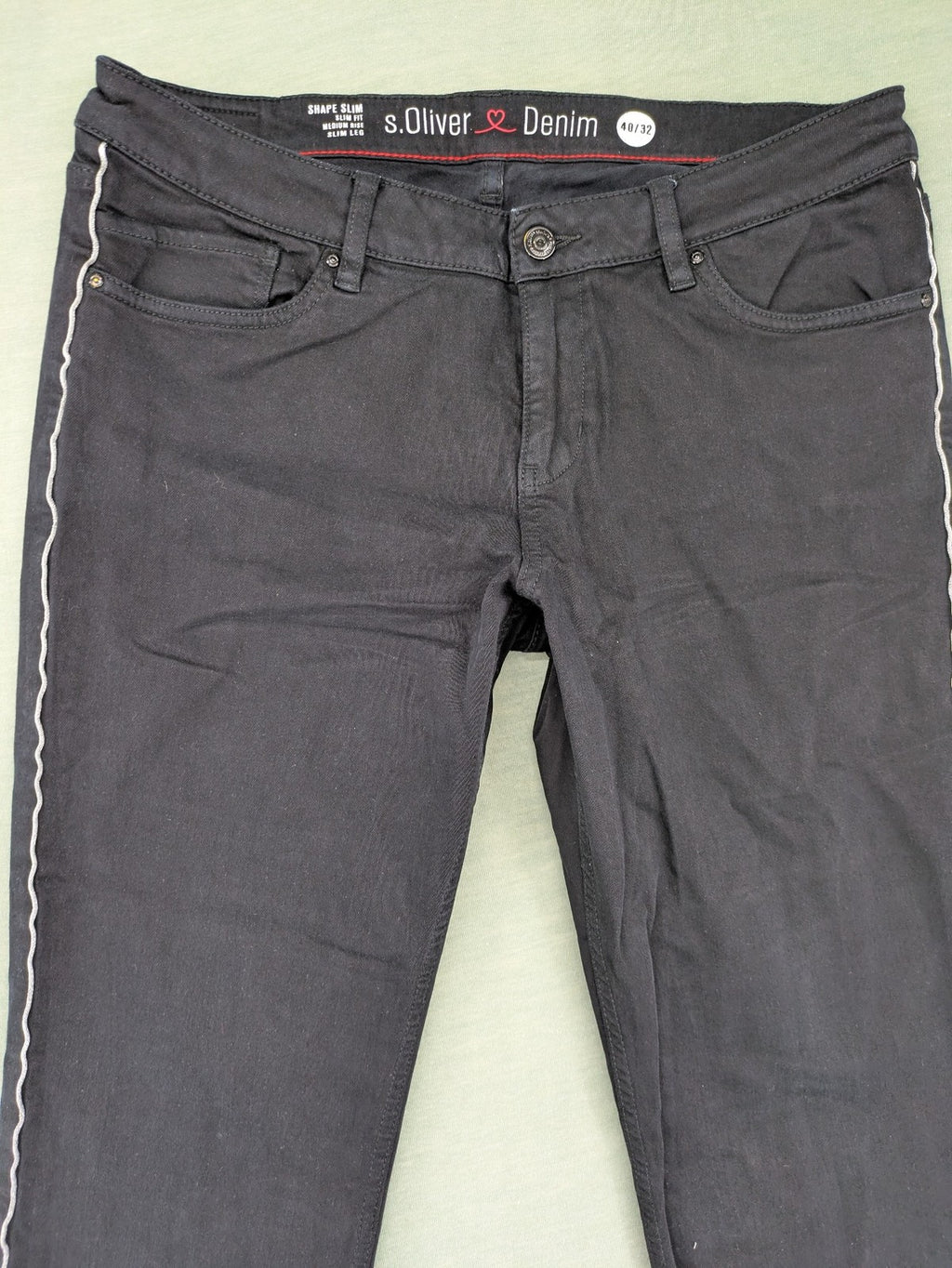 s.Oliver green straight jeans with white side stripe and classic 5-pocket style.