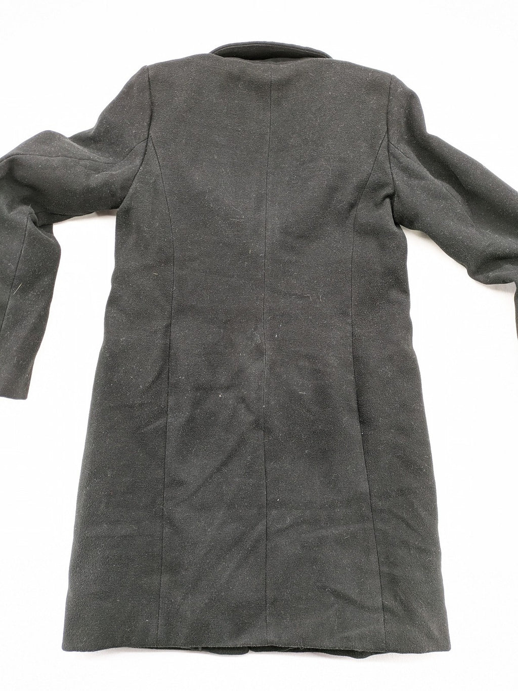 Vero Moda grey coat with classic lapel collar and button front, featuring two front pockets.
