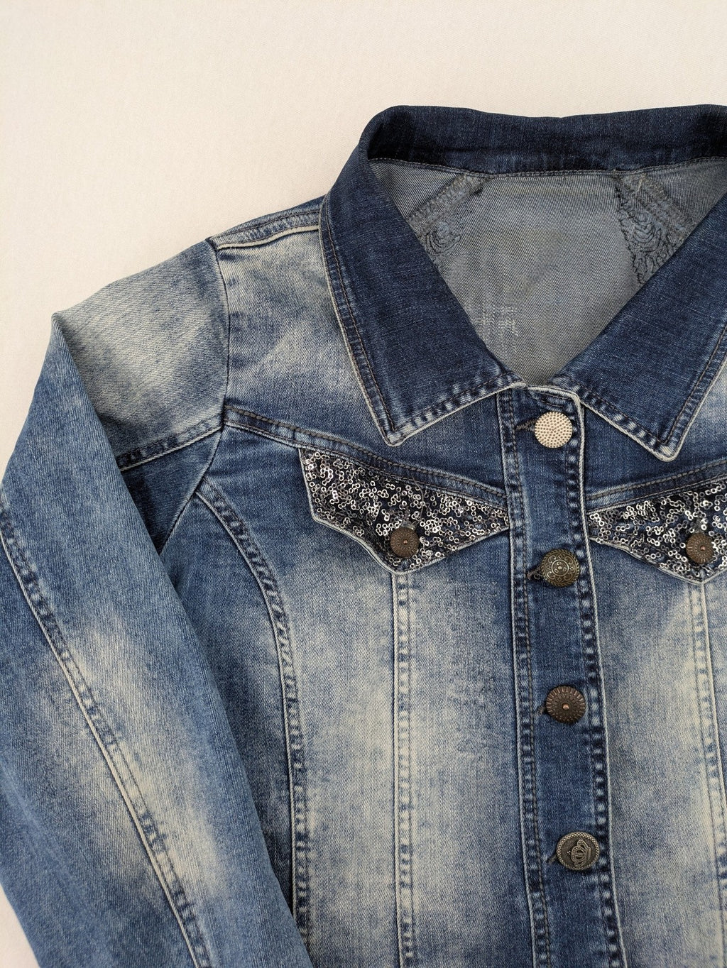 TREDY blue denim jacket with sequins, lace trim, and fitted design.