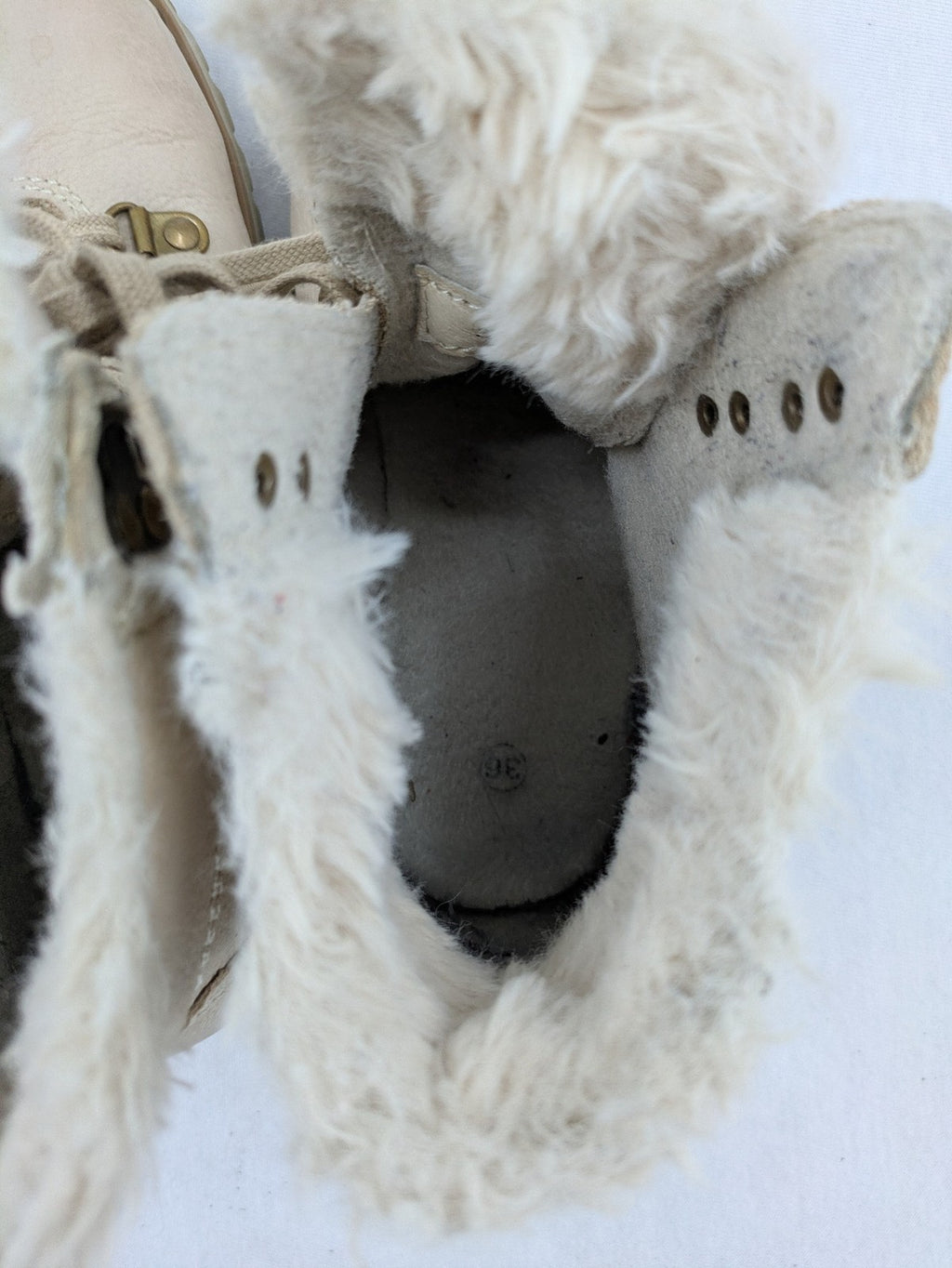 Lasocki beige winter boots size 36, warm faux fur lining, sturdy lace-up design.