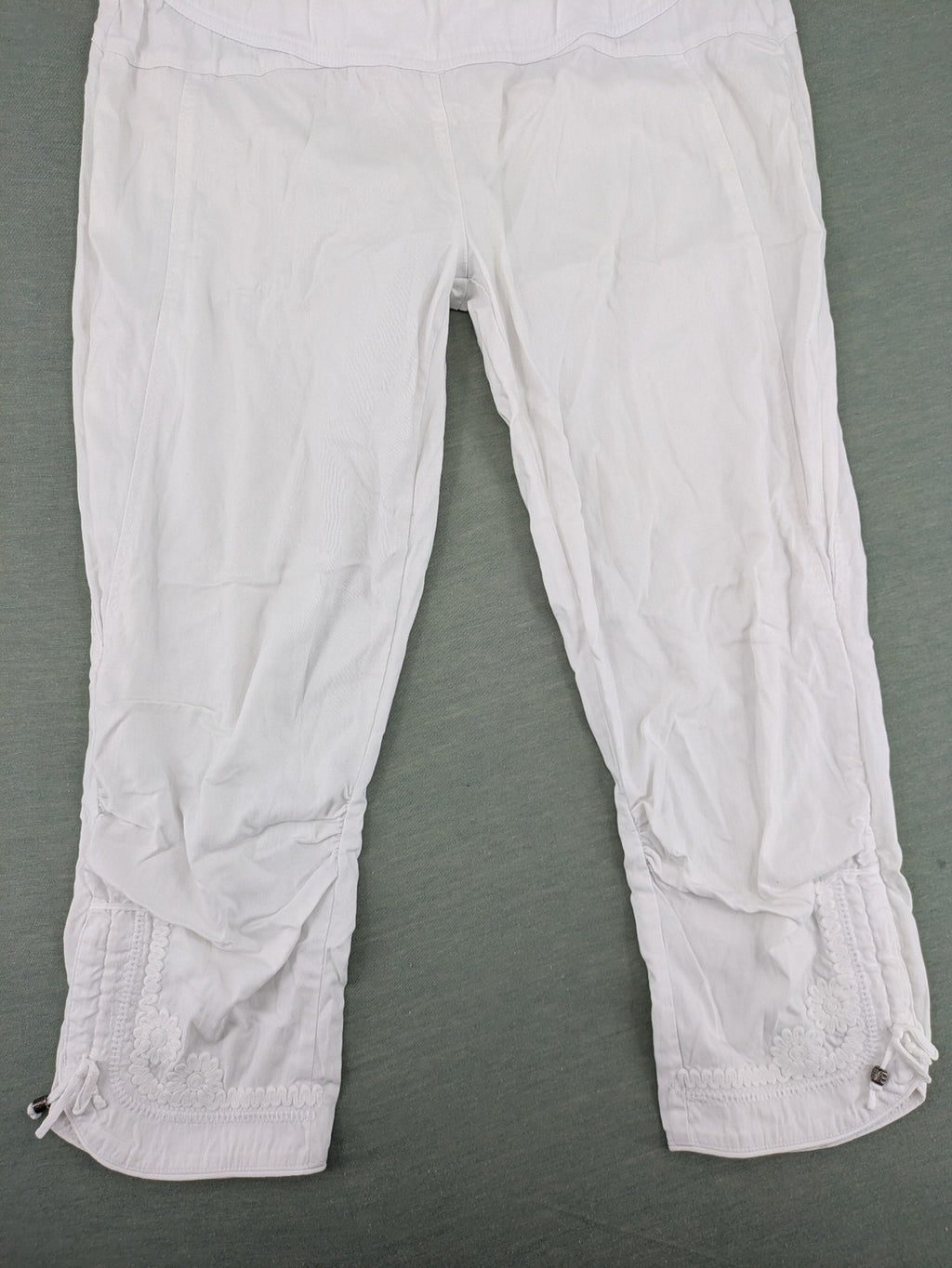 TREDY white capri pants with delicate floral embroidery and wide comfort waistband.