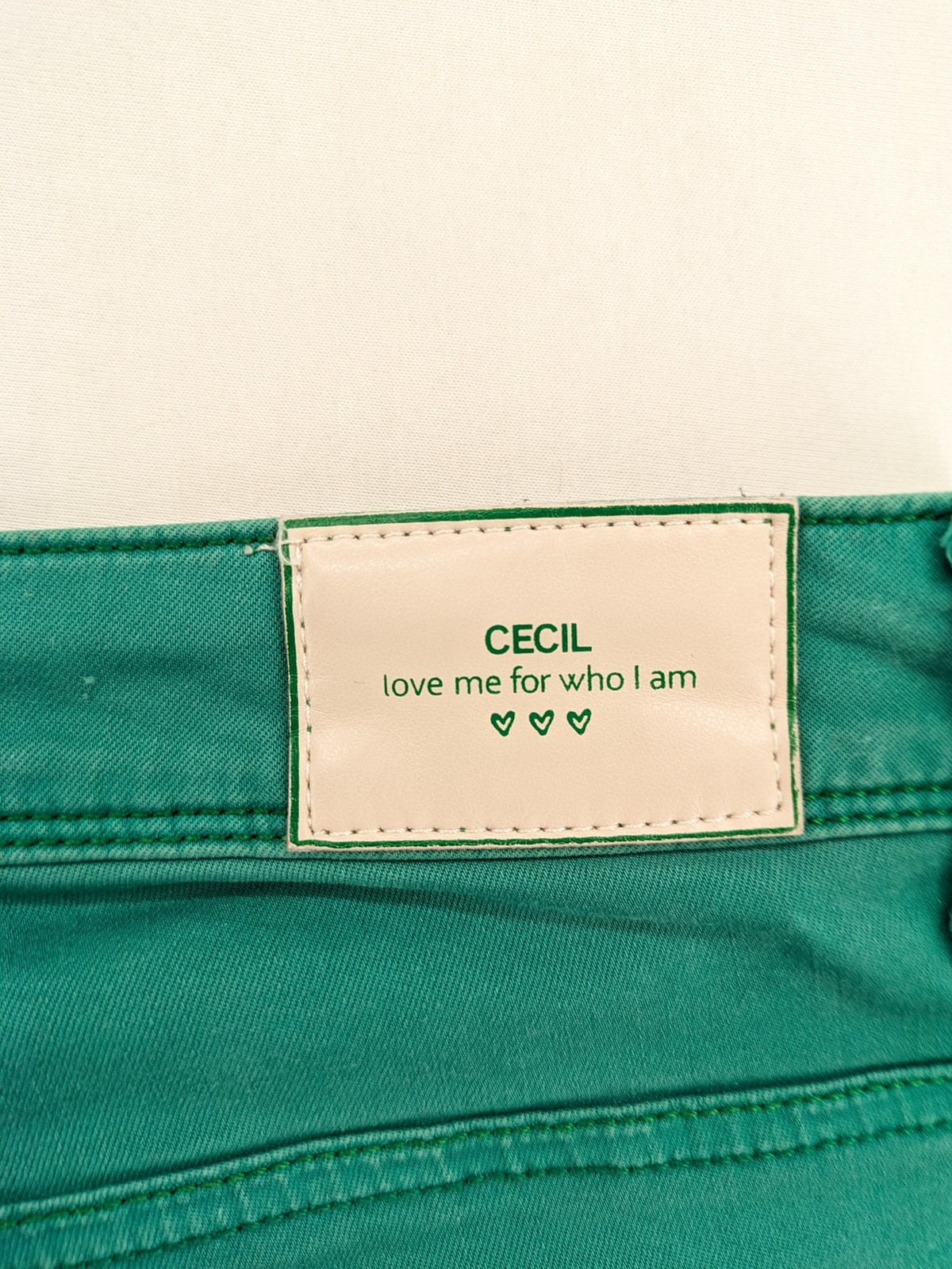 Cecil green straight jeans with classic 5-pocket design and distinctive stitching details.