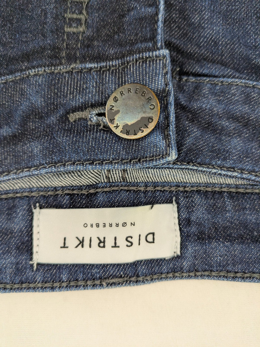 DISTRIKT NØRREBRO blue slim fit jeans with classic rinse wash and stretch denim material.