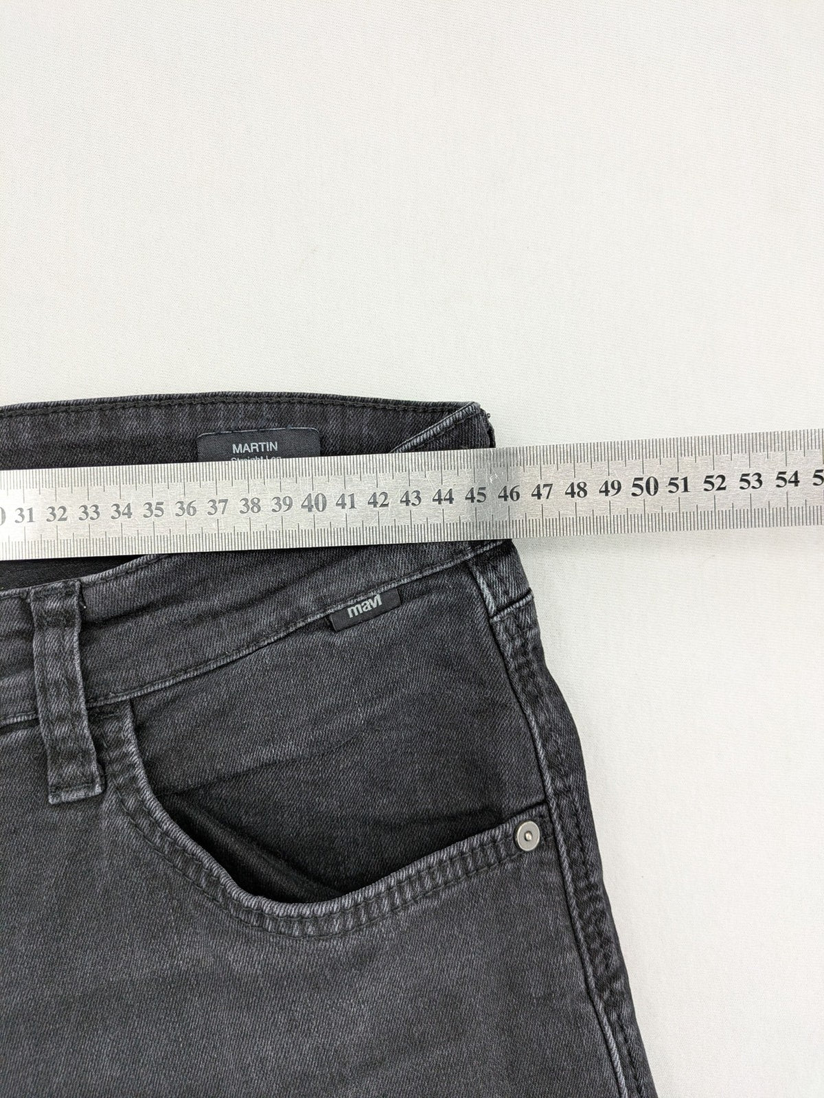 Mavi straight jeans black washed denim with subtle stretch and classic design.