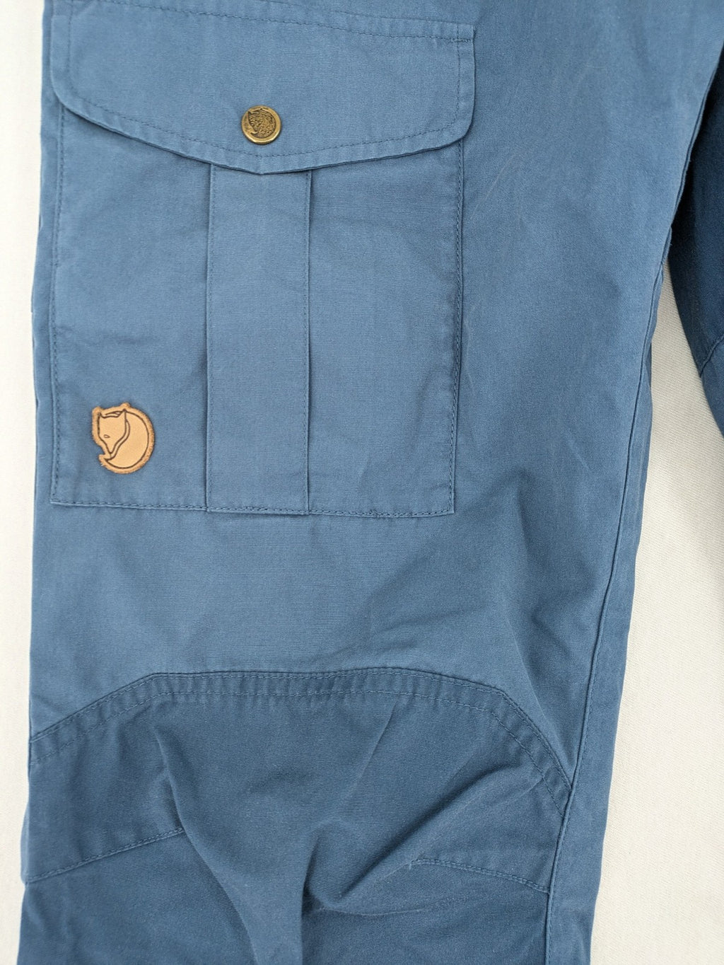 Fjällräven blue trousers G-1000 fabric, regular fit, mid waist, versatile for outdoor activities.