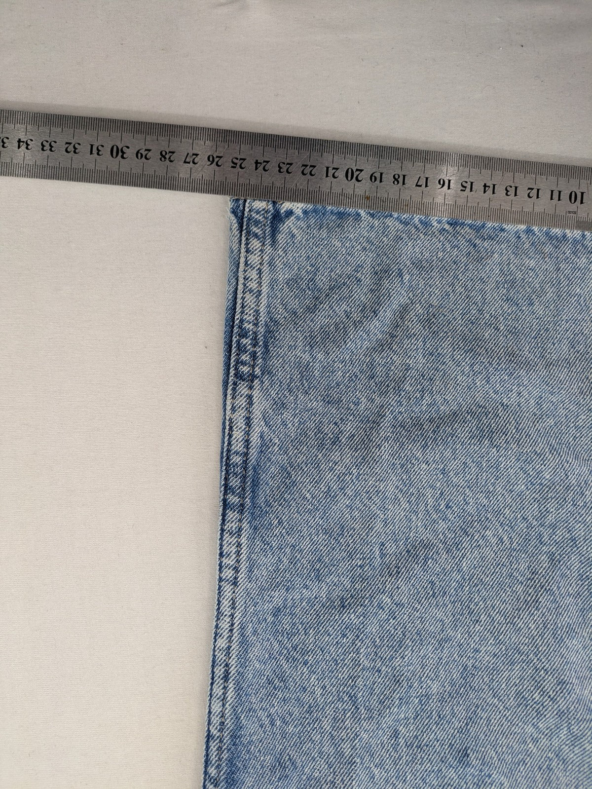 H&M blue wide leg jeans with distressed details and high waist, 100% cotton.