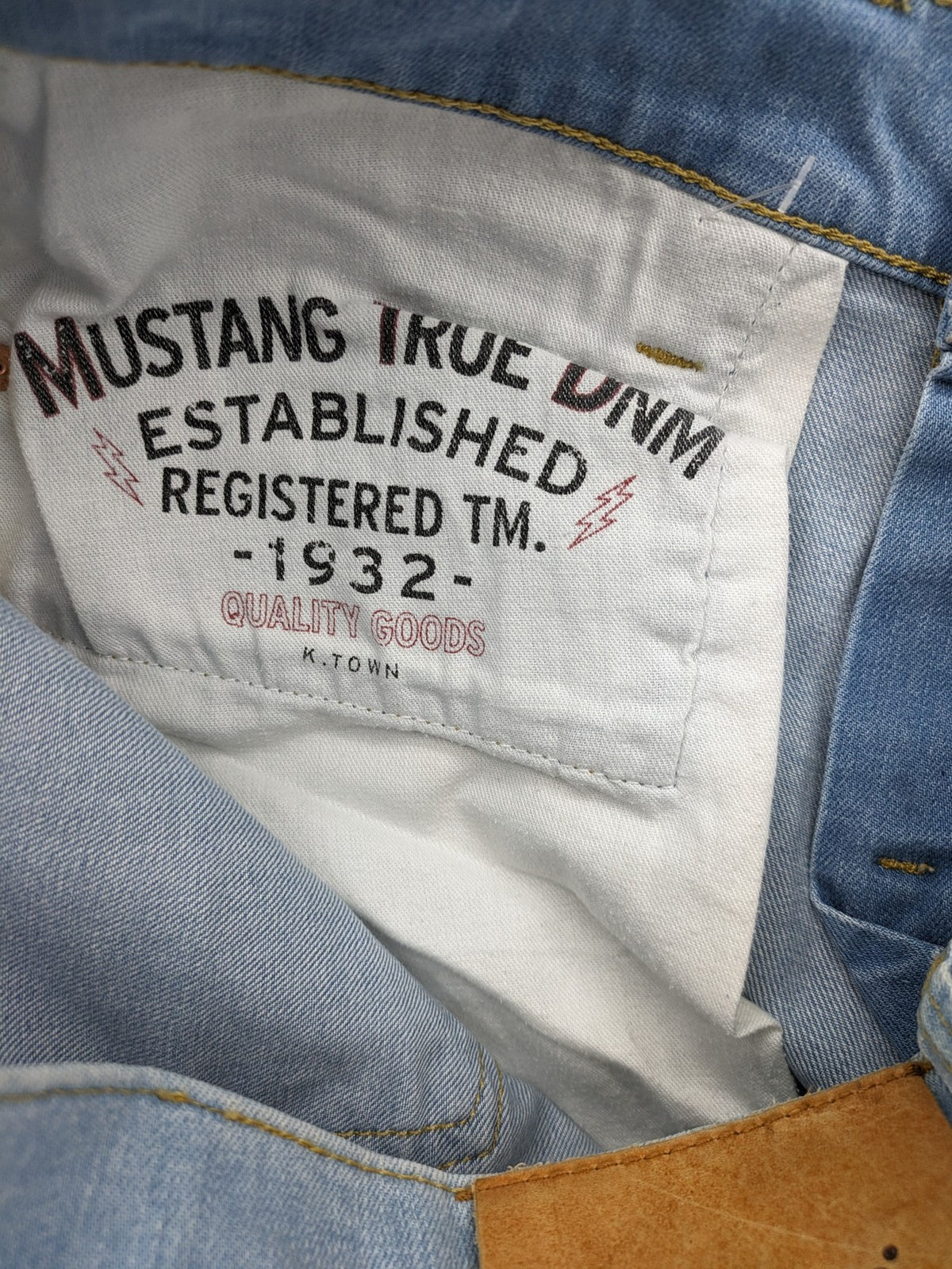 Mustang straight jeans light blue wash classic five-pocket design durable material