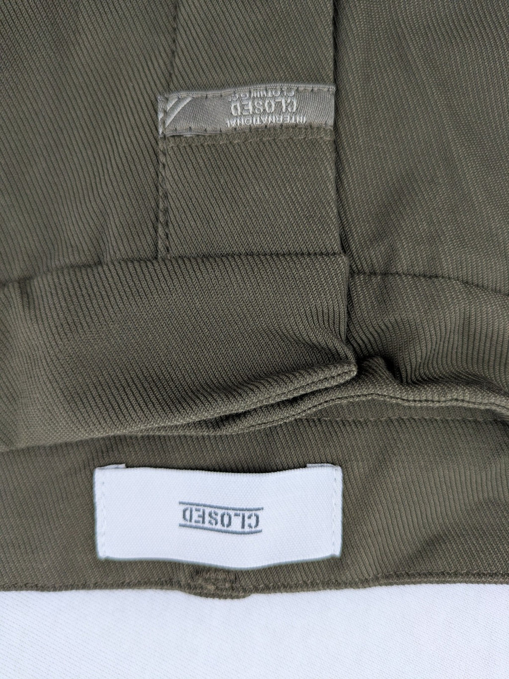 CLOSED khaki pants with vertical seam details and stretch waistband, made from cotton blend.