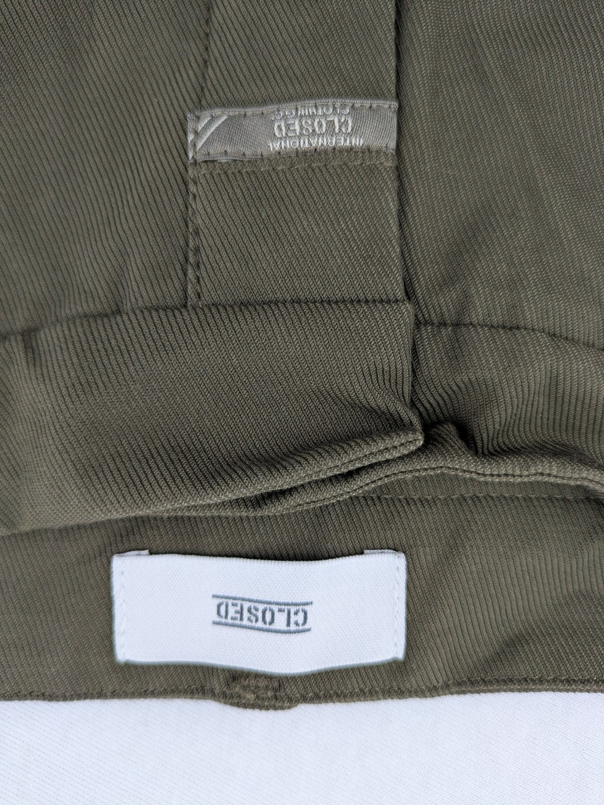CLOSED khaki pants with vertical seam details and stretch waistband, made from cotton blend.