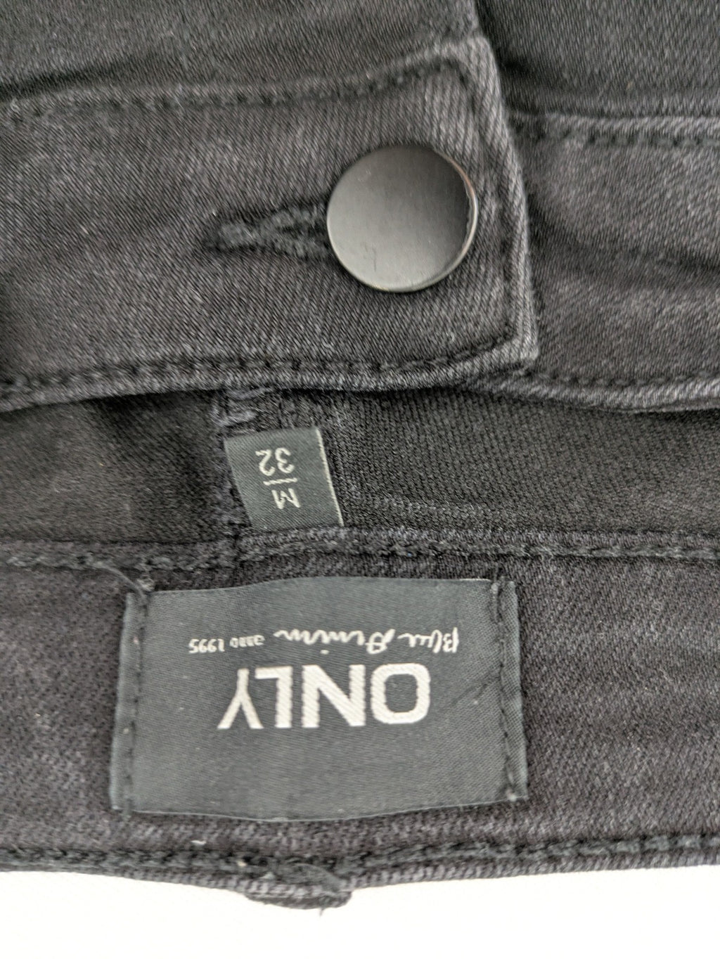 ONLY black skinny ankle jeans with zipper details and classic 5-pocket design.