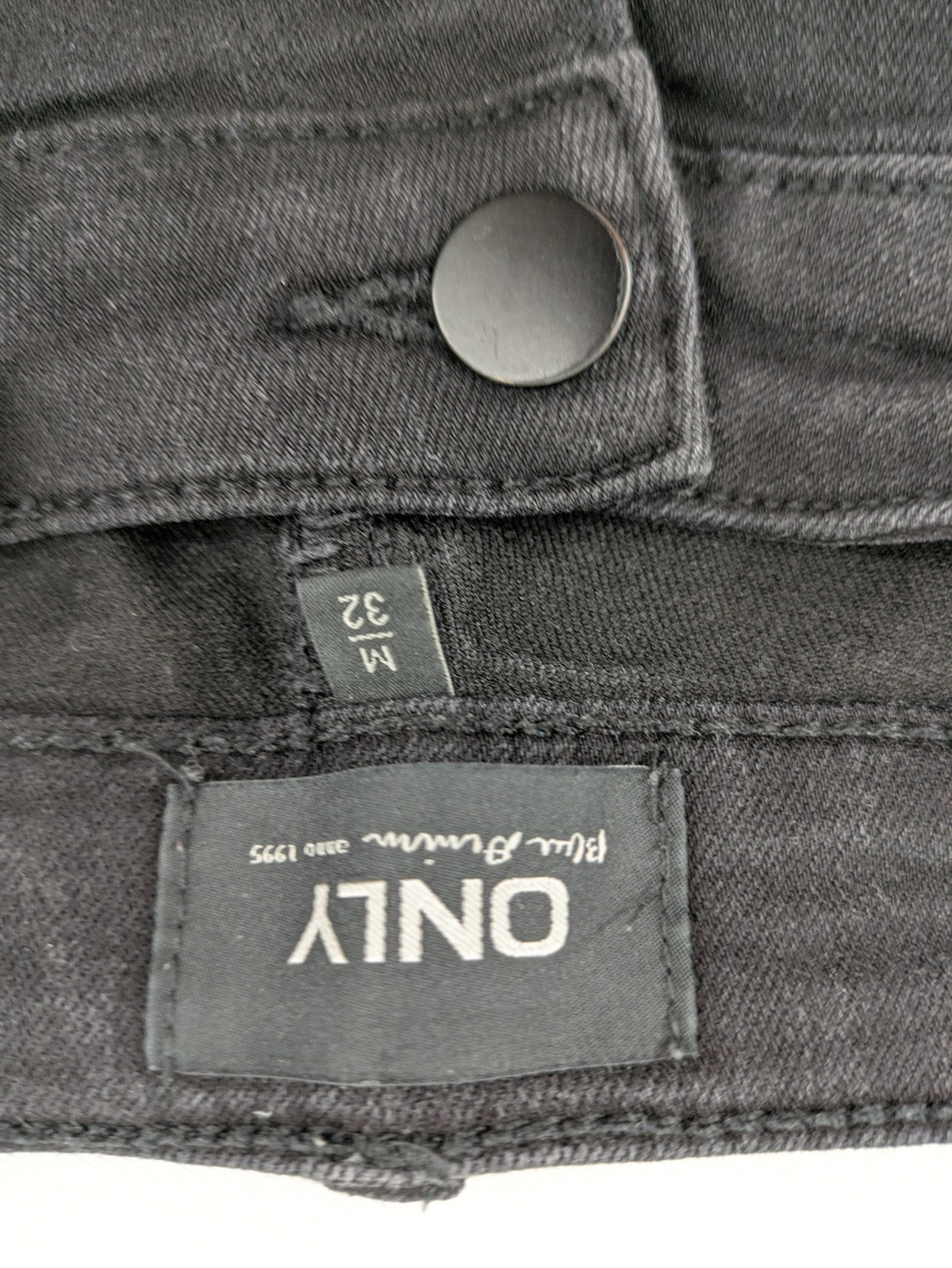 ONLY black skinny ankle jeans with zipper details and classic 5-pocket design.