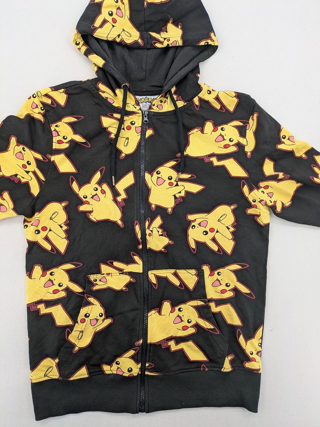 Herren black zip-through hoodie with vibrant Pikachu allover print and yellow lining.