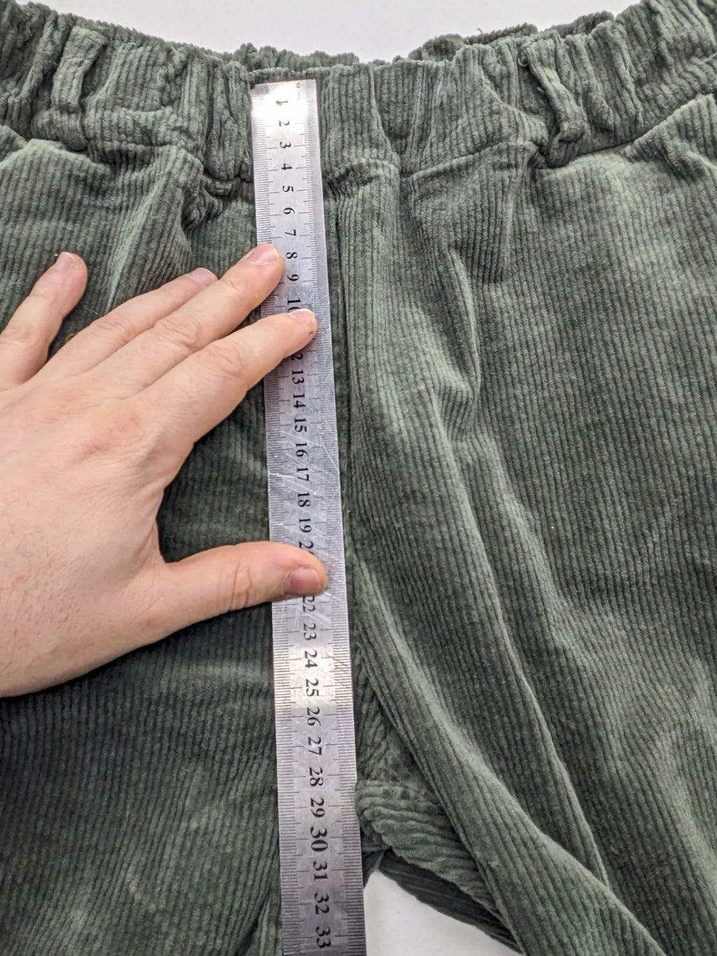 Baumwolle green cord pants with pull-on design and comfortable elastic waistband.