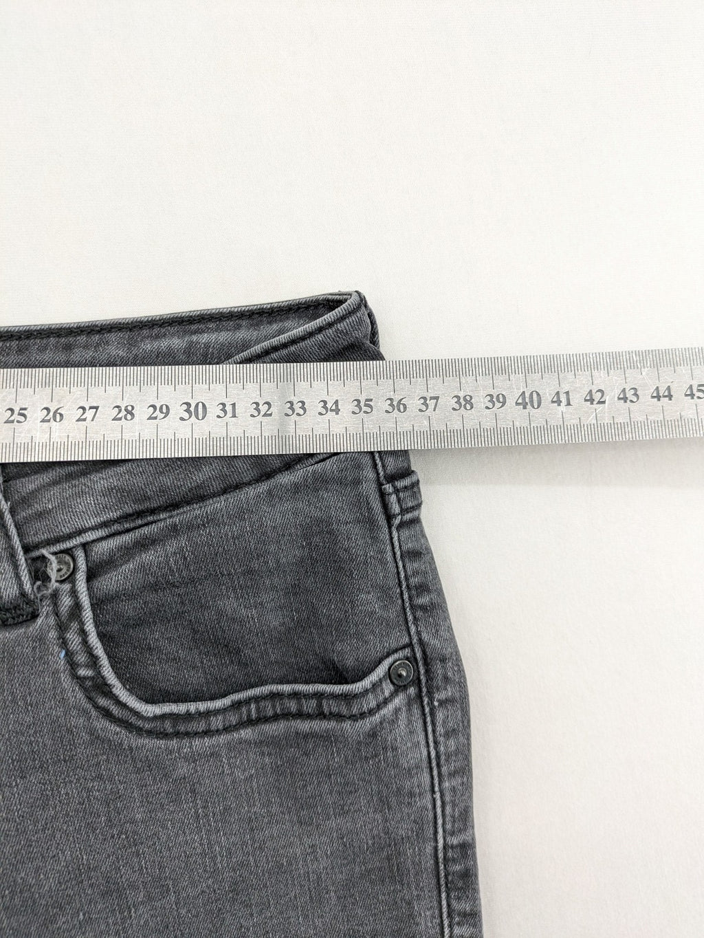 LTB grey skinny jeans with ultra high rise and washed look, model Marcella X.