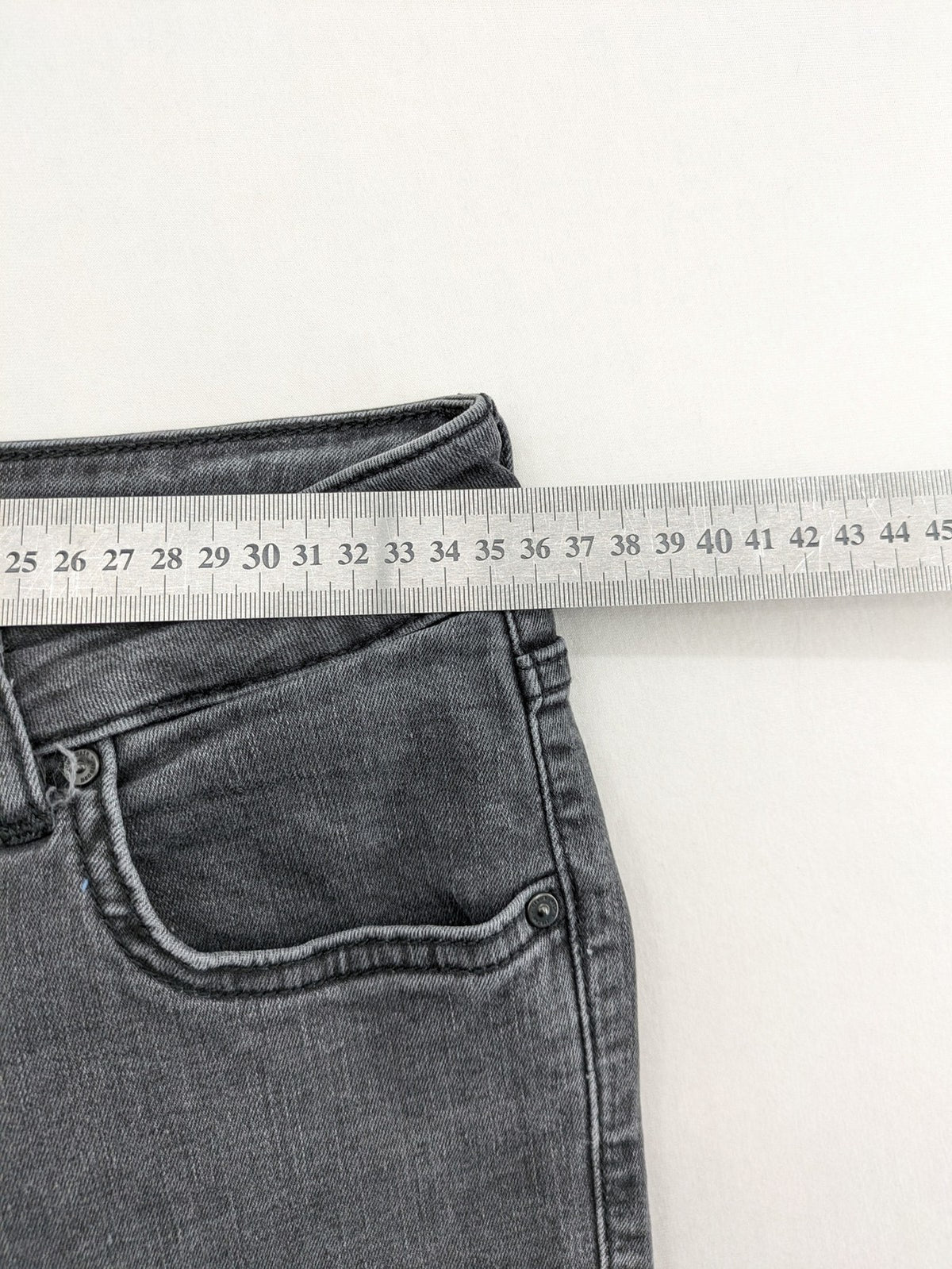 LTB grey skinny jeans with ultra high rise and washed look, model Marcella X.