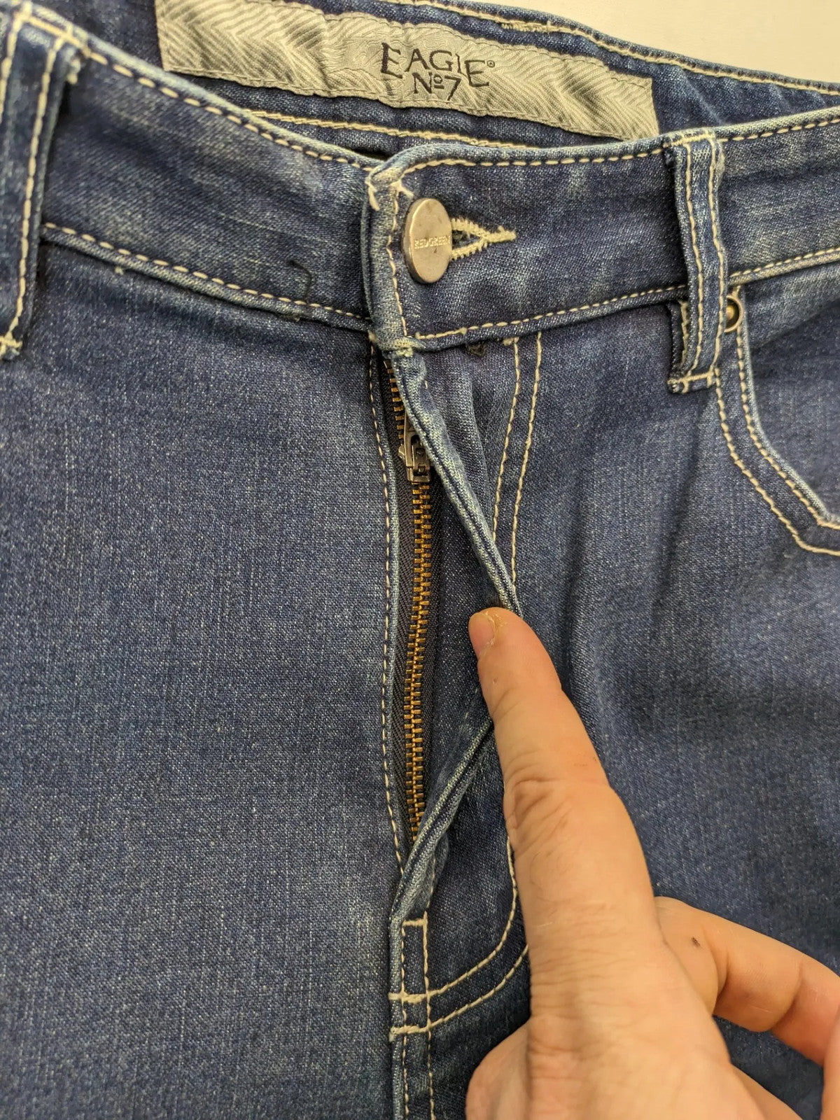 Eagle N°7 blue straight jeans with five-pocket design and soft thermal lining.