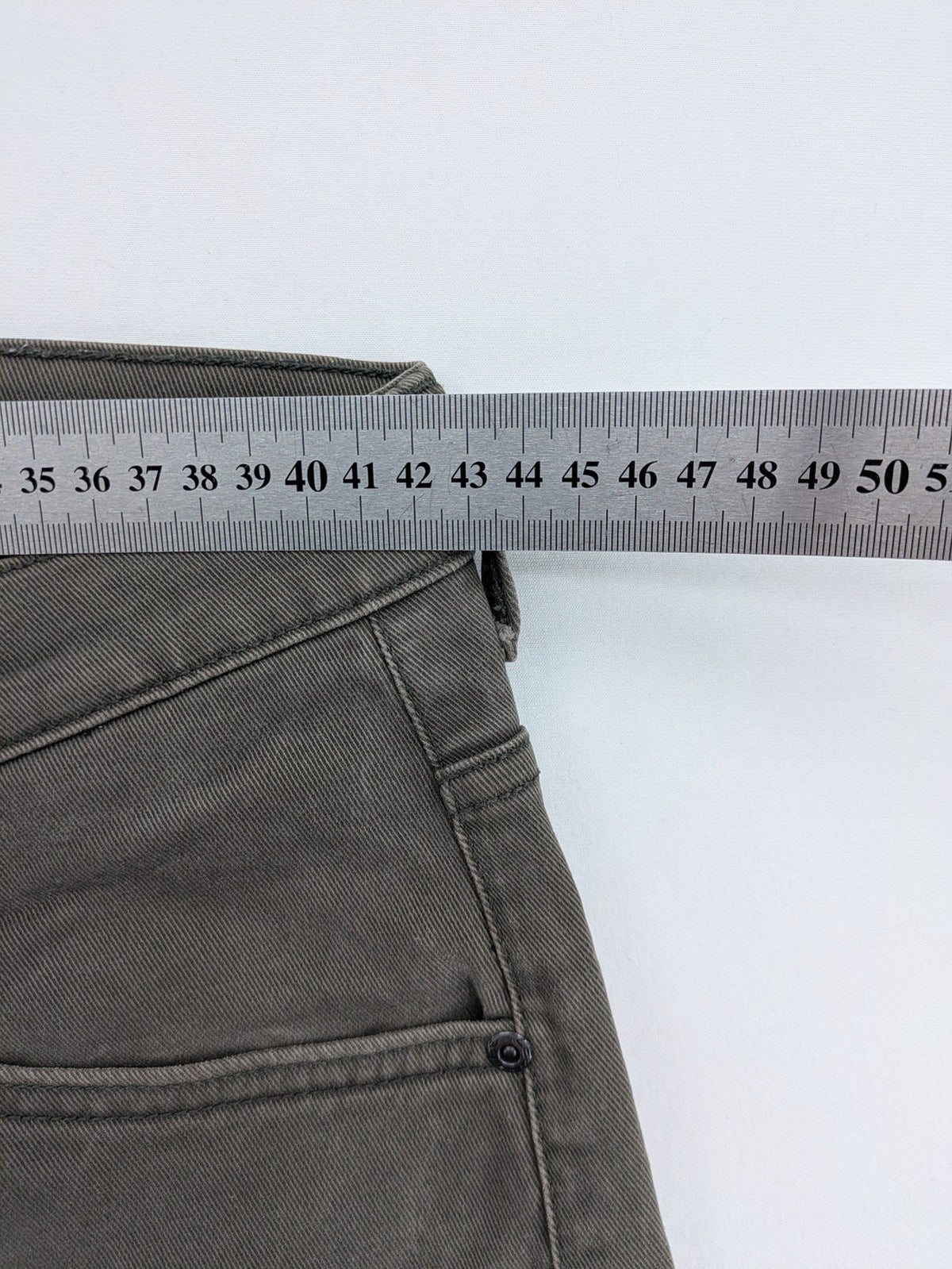 Lee straight jeans grey cotton-stretch fabric with classic design and zip fly.