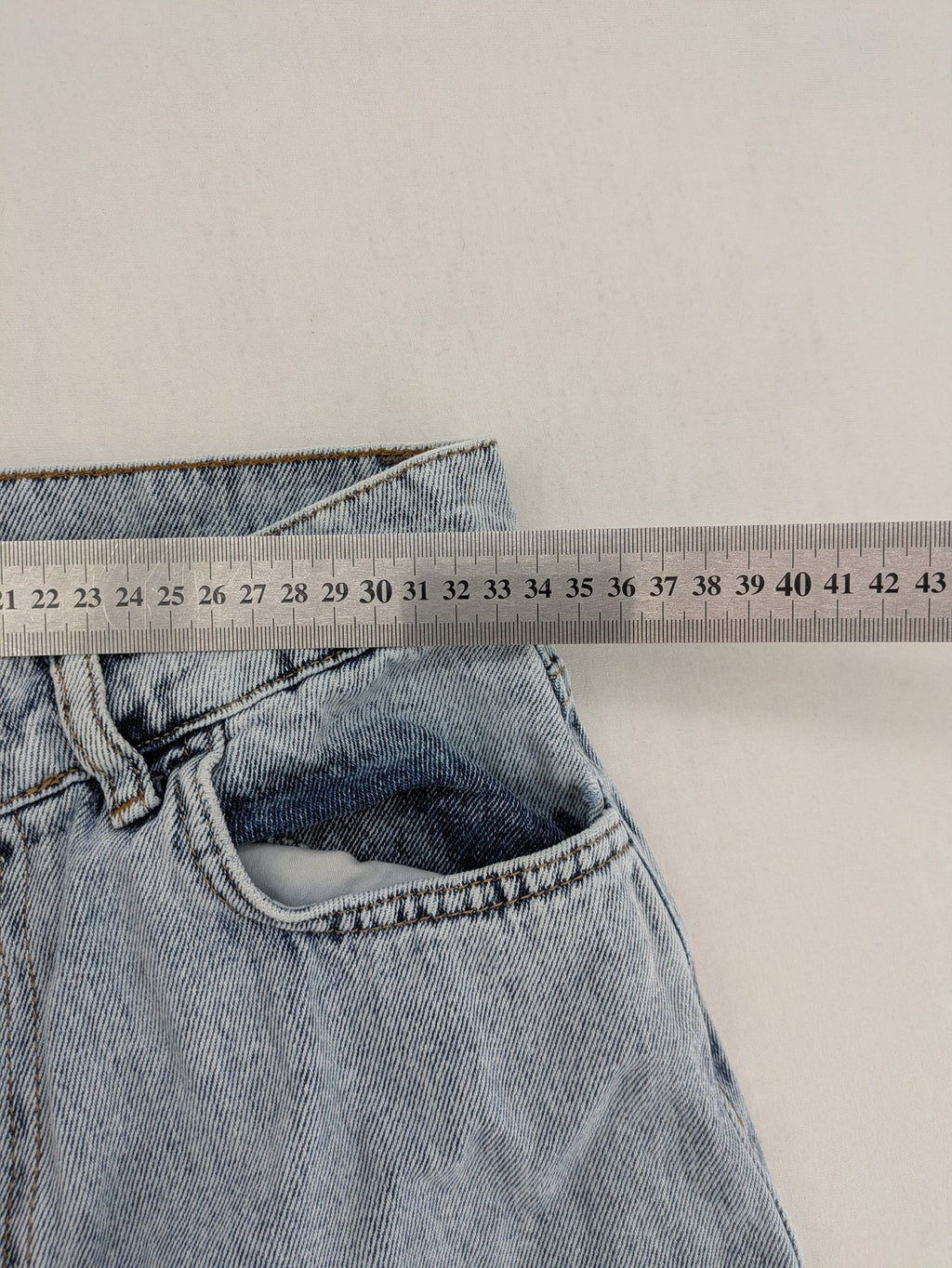 Damen straight jeans hellblau, High Waist, klassisches 5-Pocket-Design, entspannte Passform.