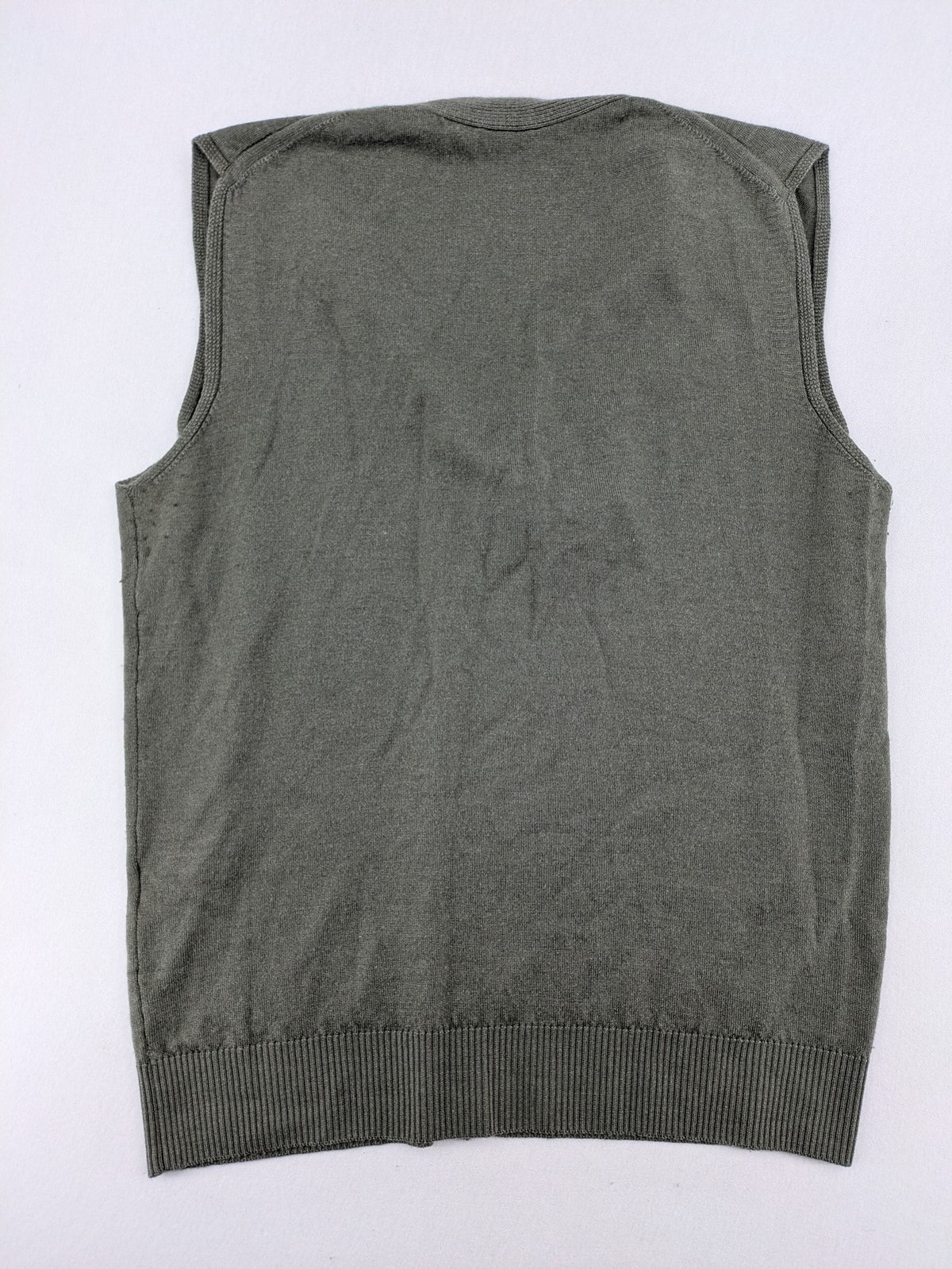 Circolo green vest with V-neck, button closure, made from merino wool and silk blend.