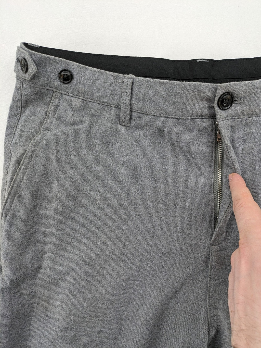 Zara pink pants with button and zipper closure, featuring side pockets and elegant design.