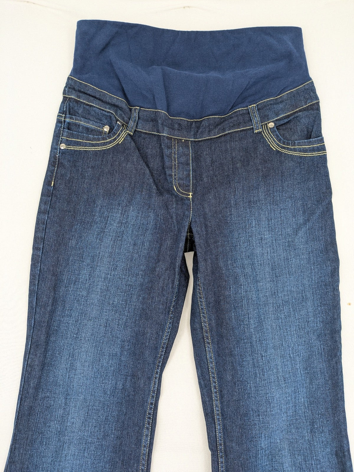Damen blue bootcut maternity jeans with over-the-belly elastic waistband and classic wash.