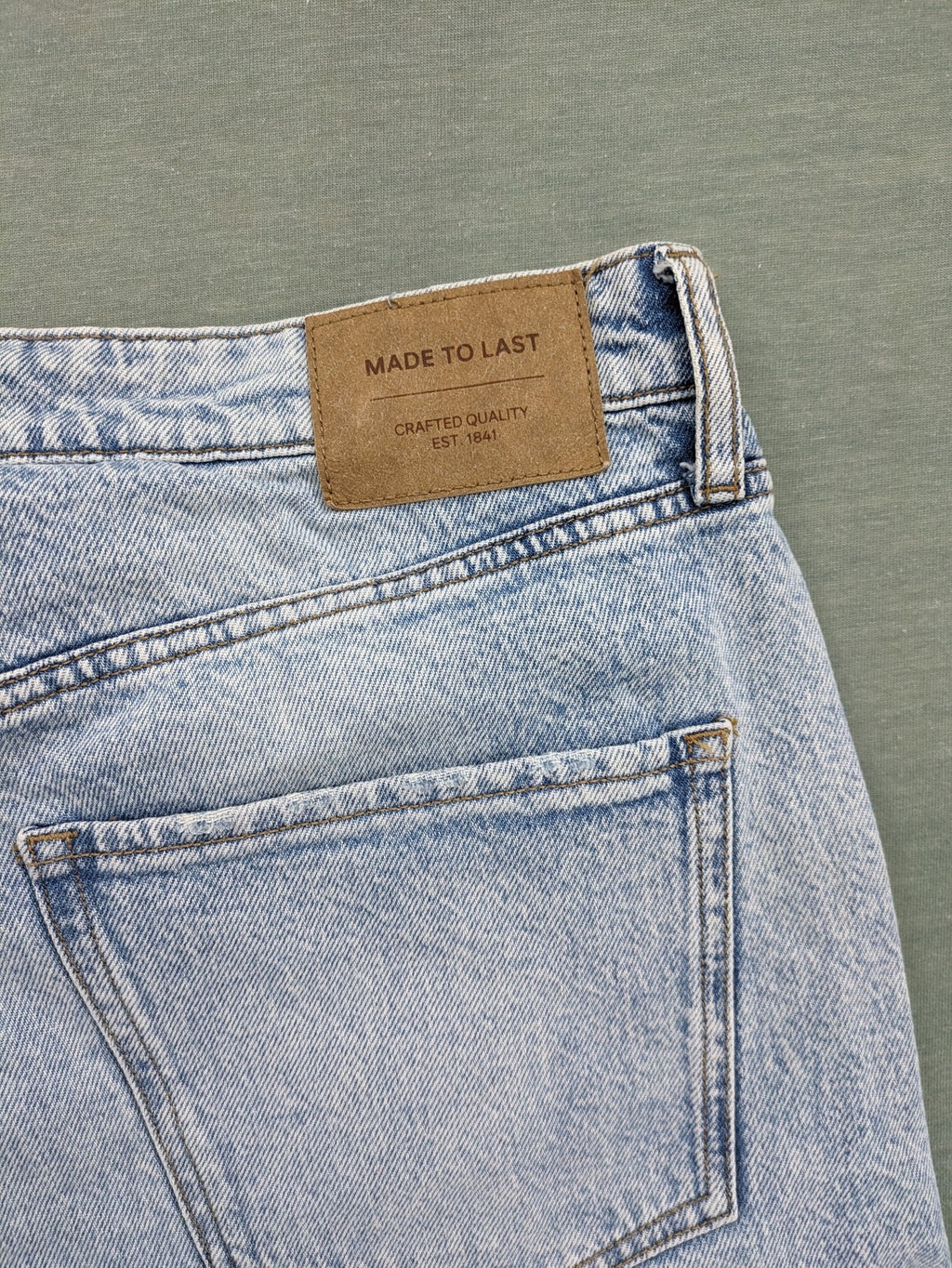 C&A blue straight jeans light wash 5-pocket design with stretch fabric.