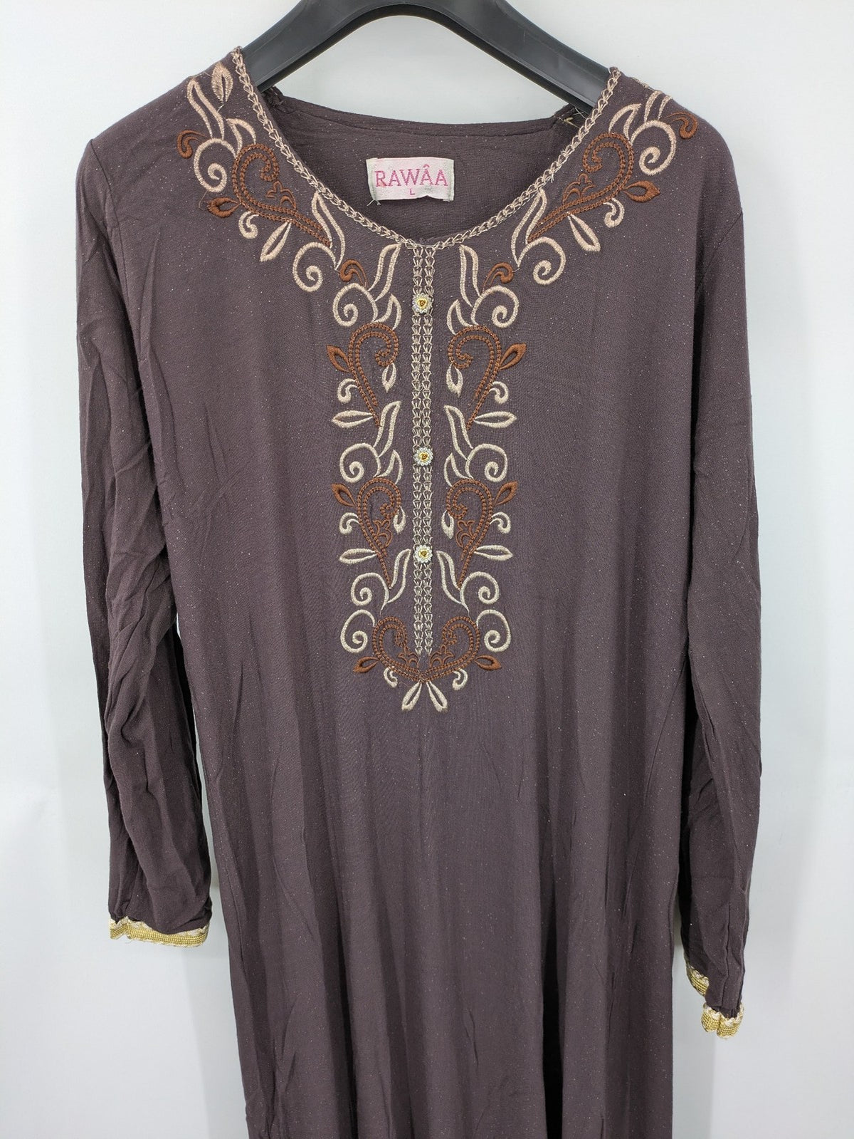RAWAA gold maxikleid kaftan mit floraler Stickerei und glitzerndem Material, lange Ärmel.
