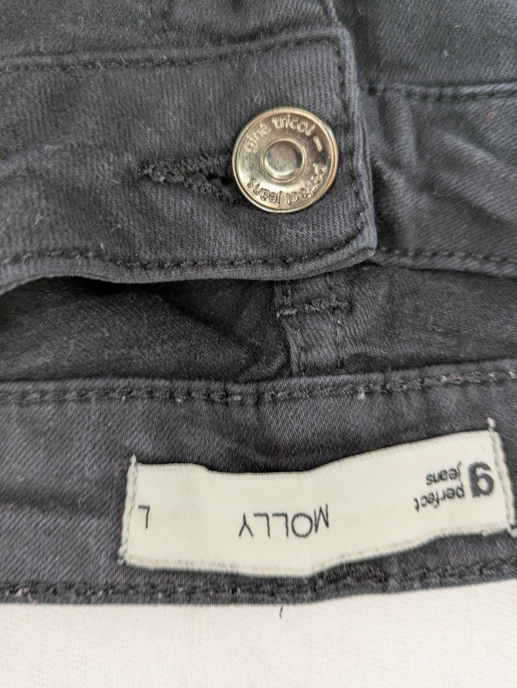 Ginatricot black skinny fit jeans with classic 5-pocket design and button closure.