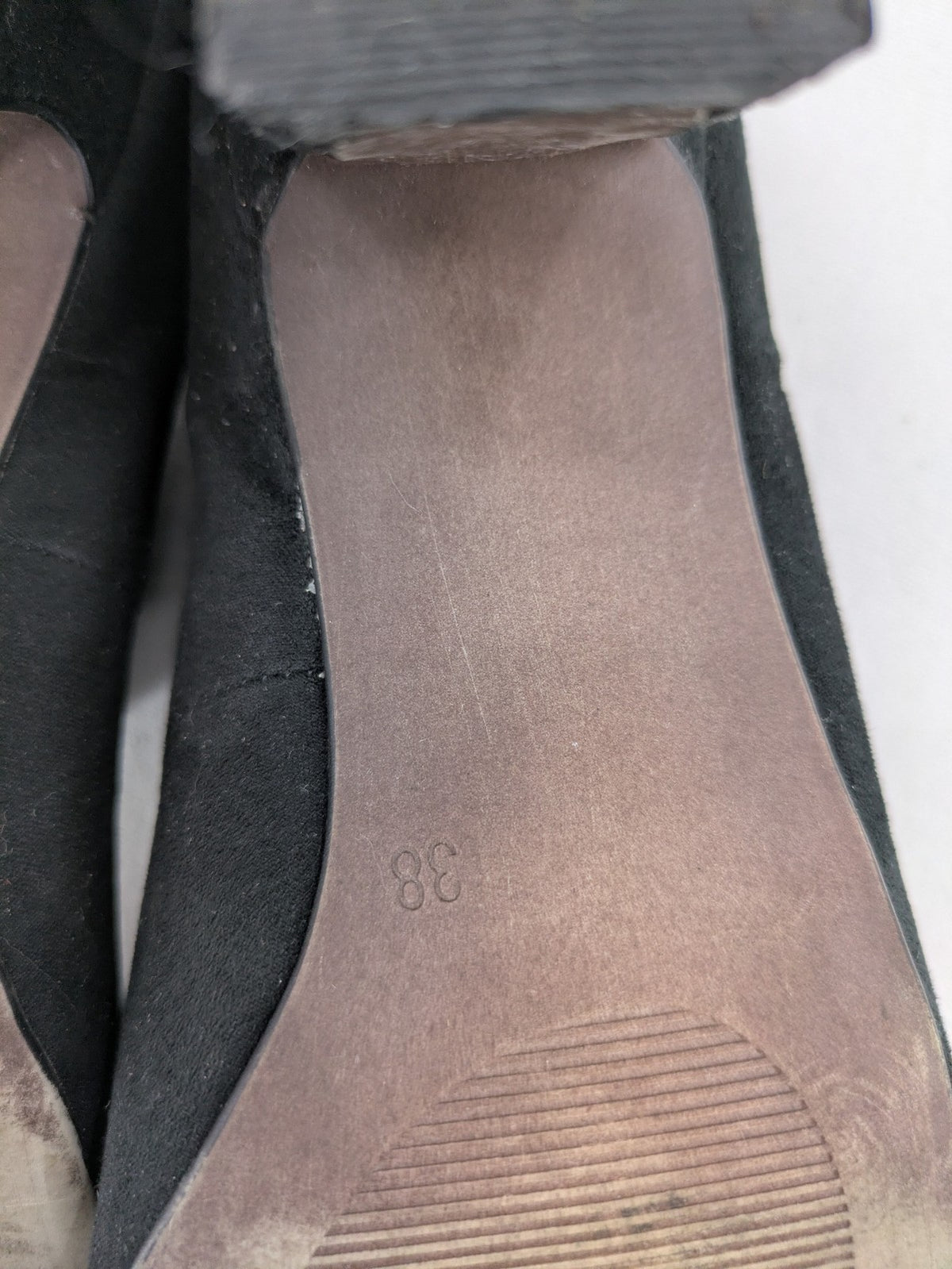 Elegante black high heels Mary Jane style with decorative button and block heel.
