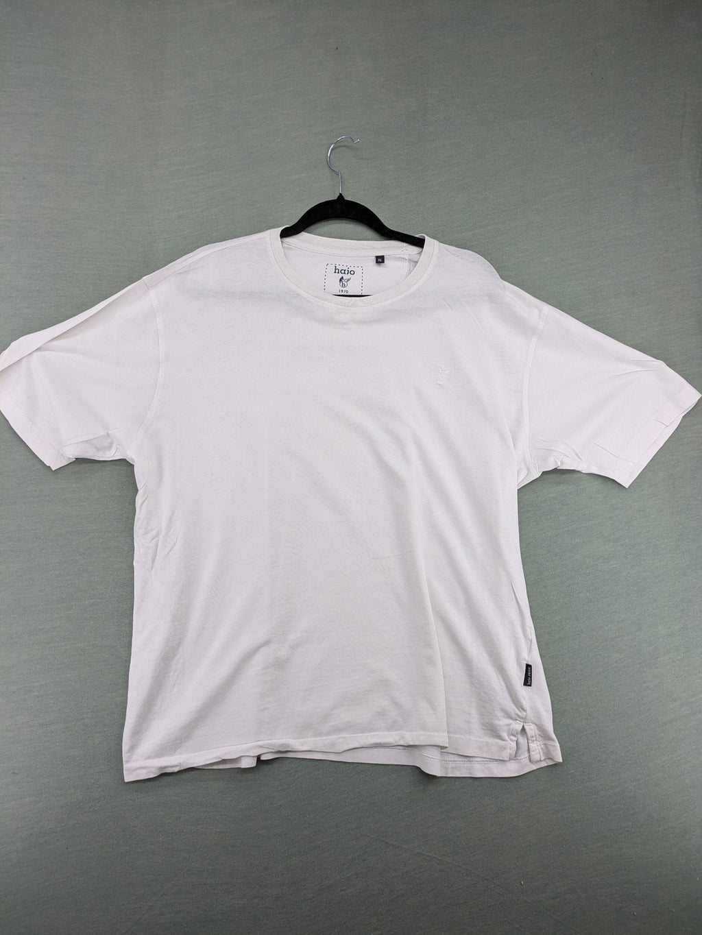 Hajo white short-sleeve t-shirt with subtle logo embroidery and side slits.