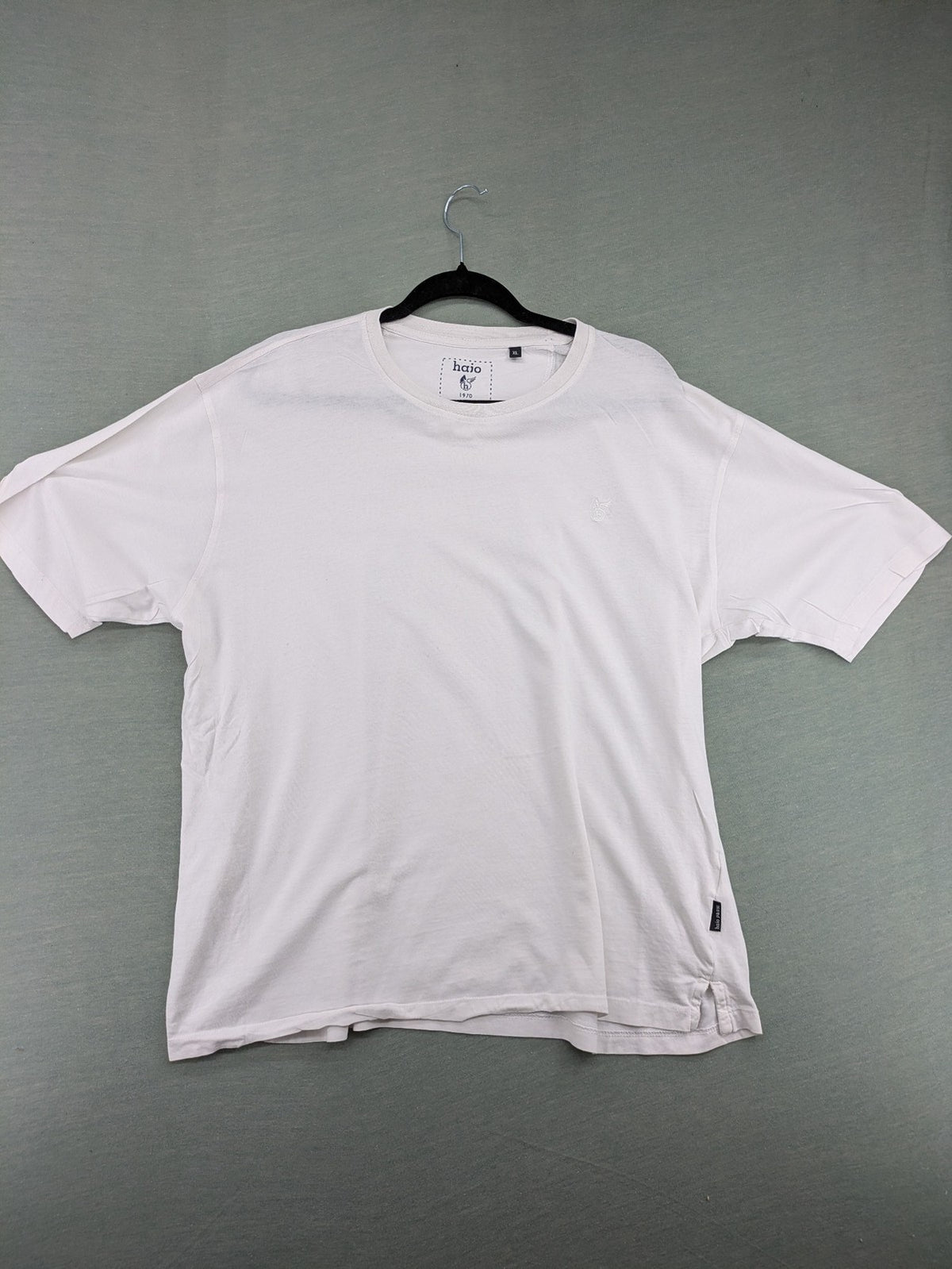 Hajo white short-sleeve t-shirt with subtle logo embroidery and side slits.