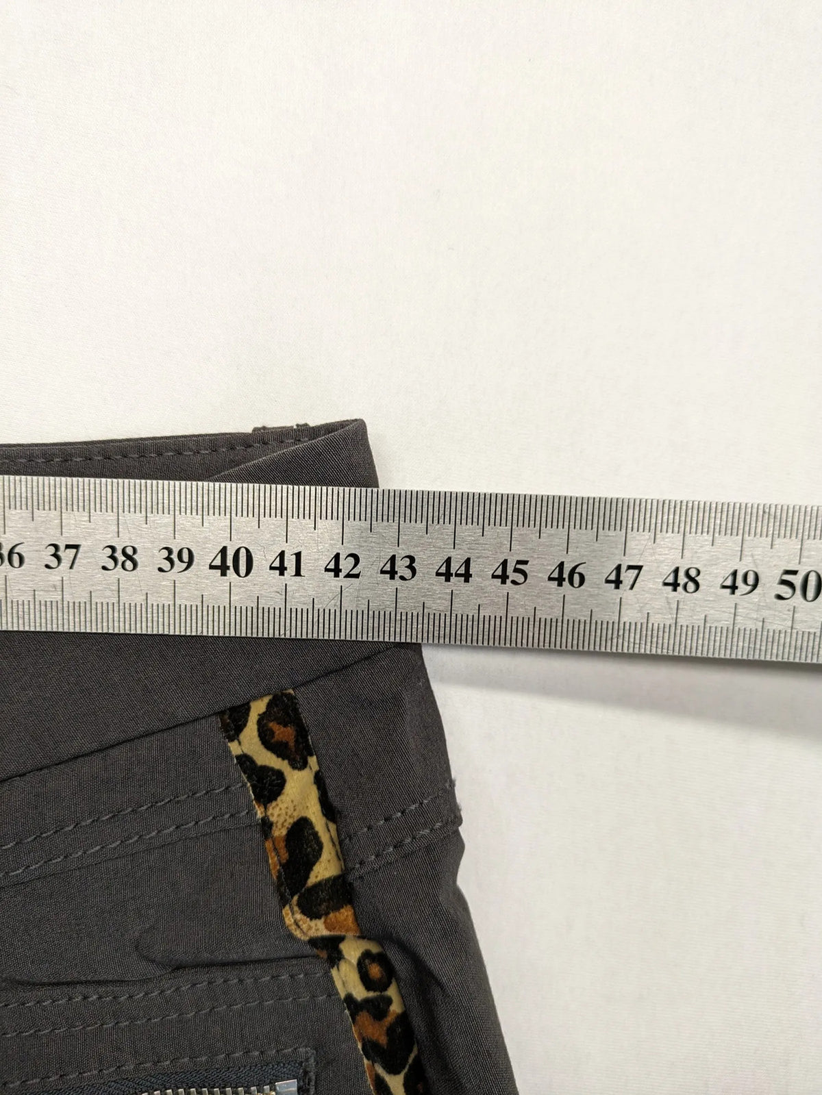 Elegante multi pants grey leopard print side stripes, stretchy material with pockets.