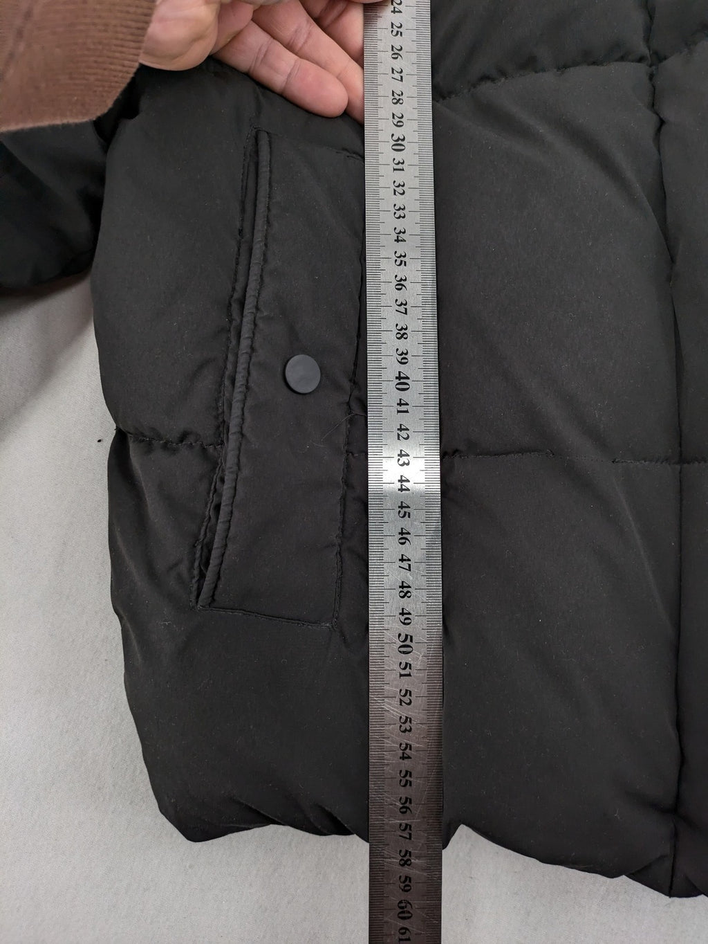 Pull&Bear black puffer coat with high collar, fleece lining, and quilted design.