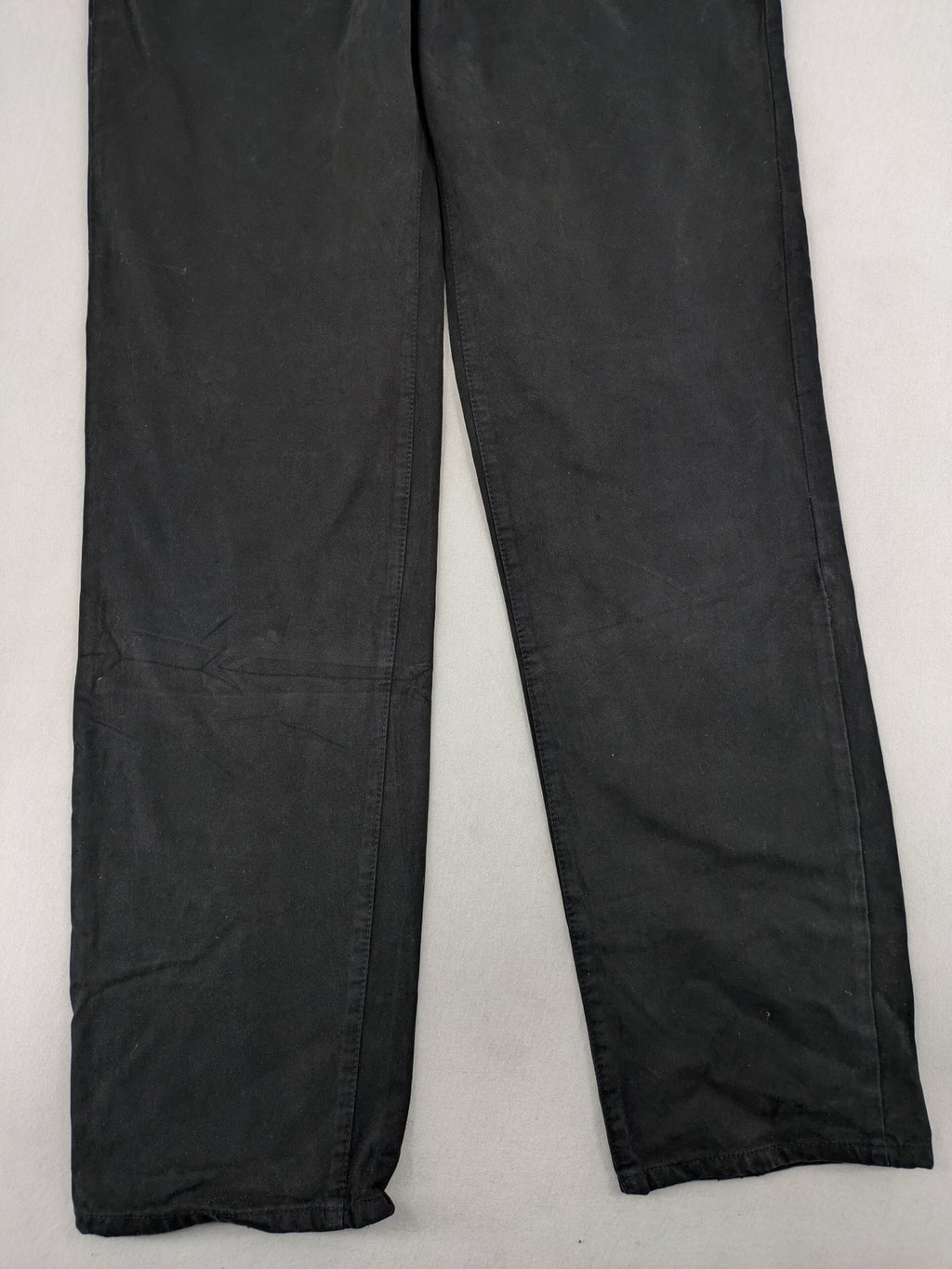 Fuel black straight jeans with 5-pocket design and branded leather patch.