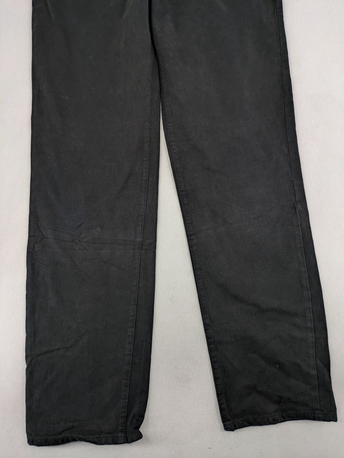 Fuel black straight jeans with 5-pocket design and branded leather patch.