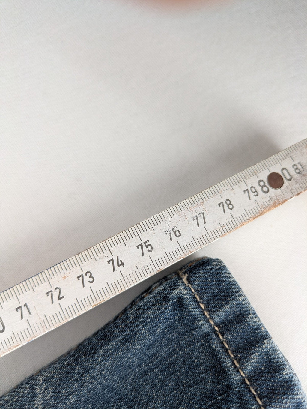 Indygo blue straight jeans 5-pocket style with subtle red pocket detail, cotton material.