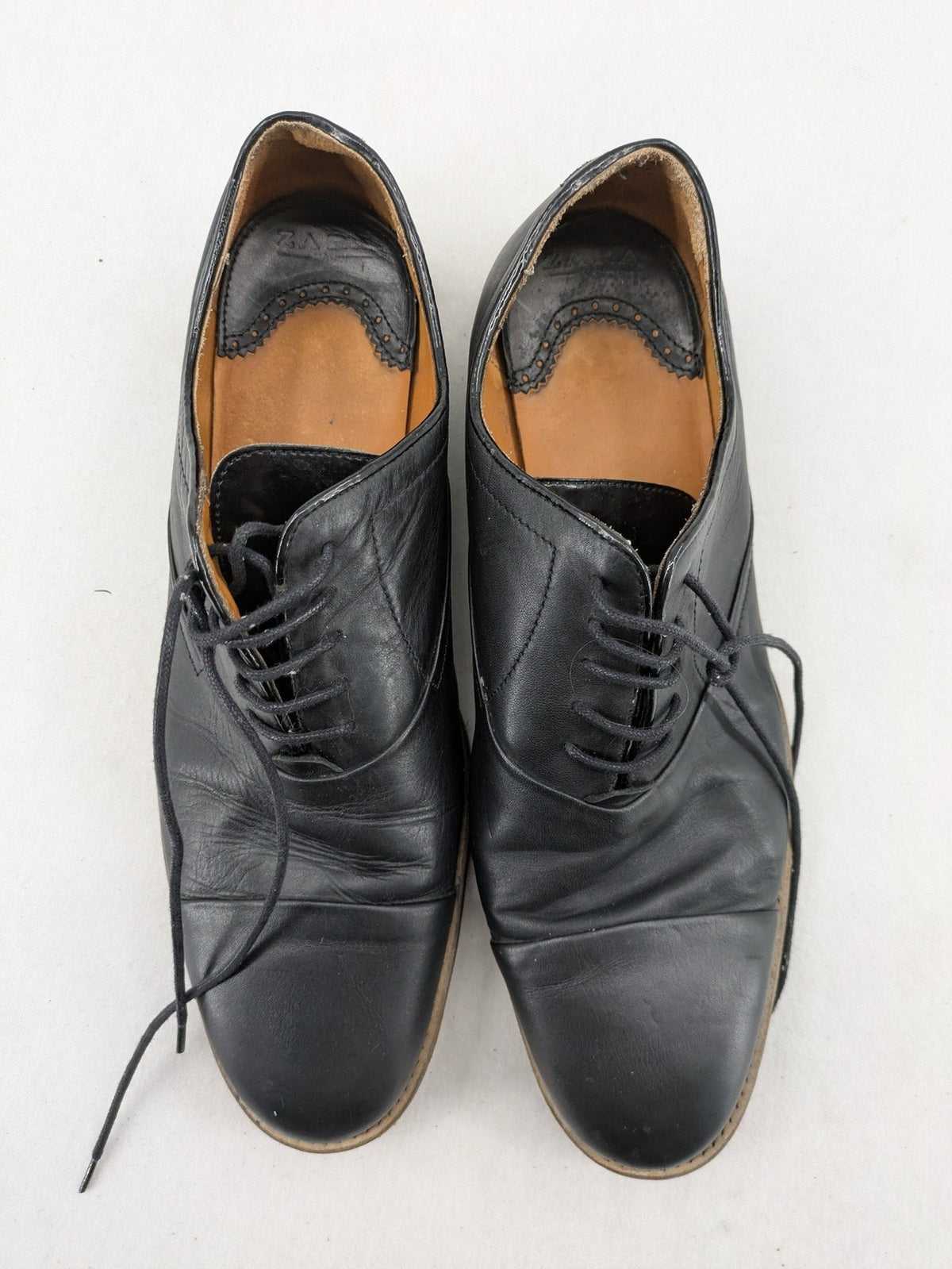 Zara Man black leather Oxford shoes with classic silhouette and durable modern sole.
