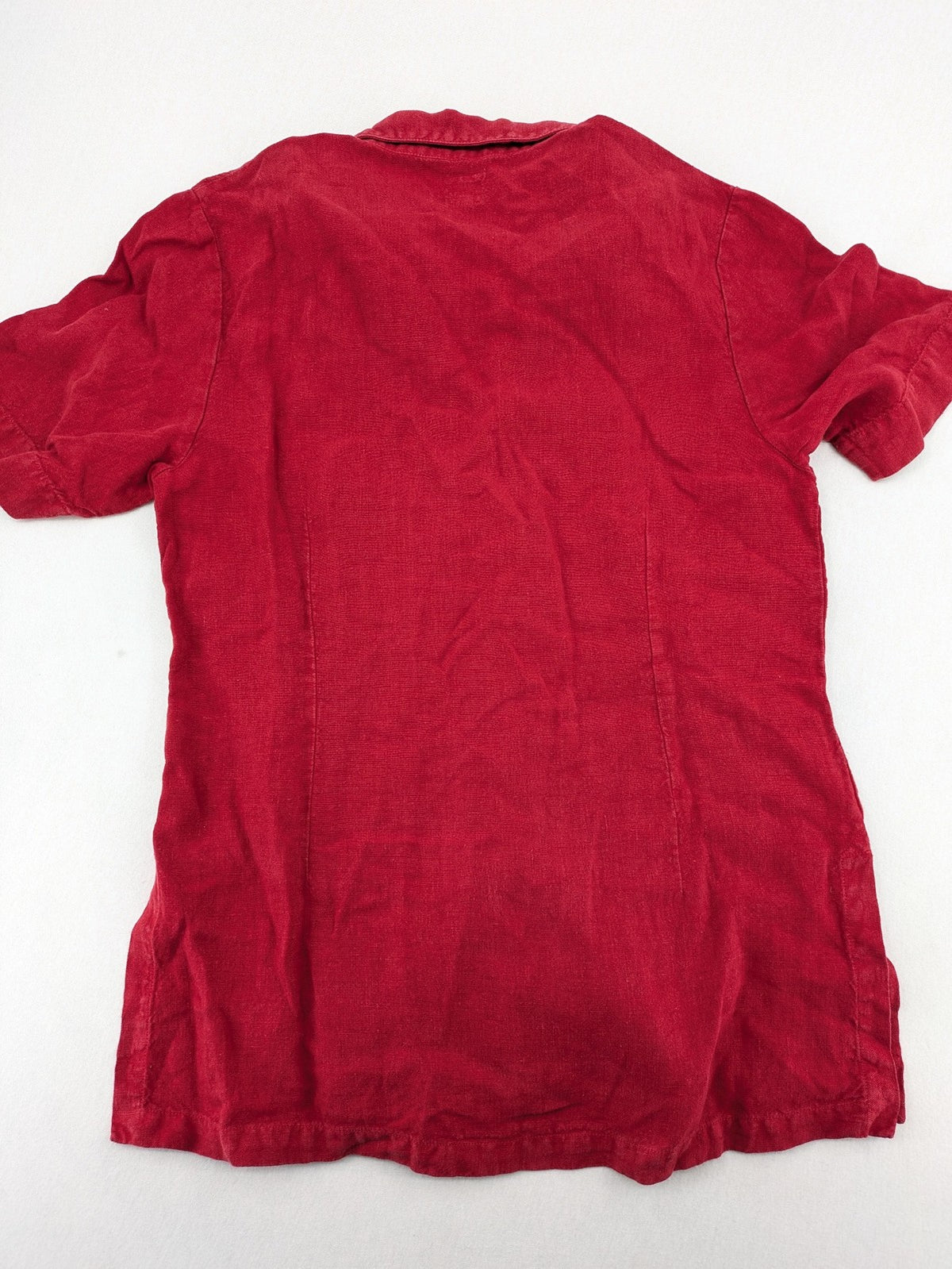 Deerberg red short-sleeve linen blouse with collar, button placket, and side slits.