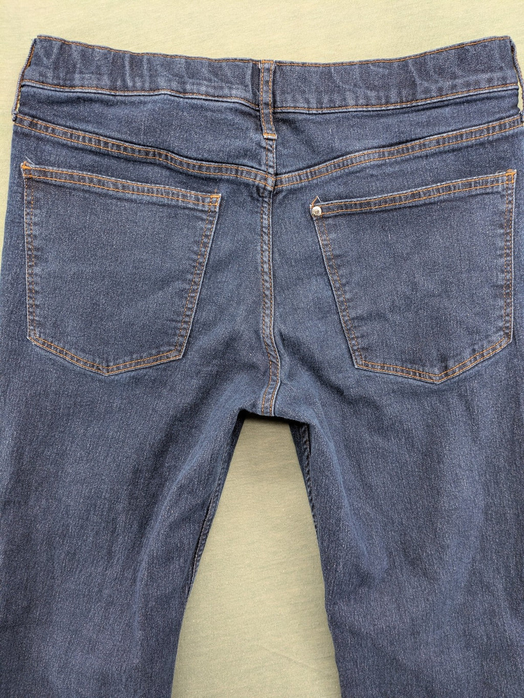 H&M blue straight jeans with adjustable waistband and classic 5-pocket design.