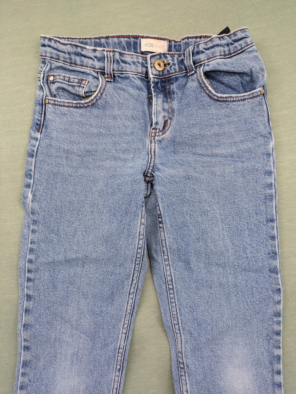 KIDS ONLY blue straight jeans with frayed hem and classic 5-pocket design.