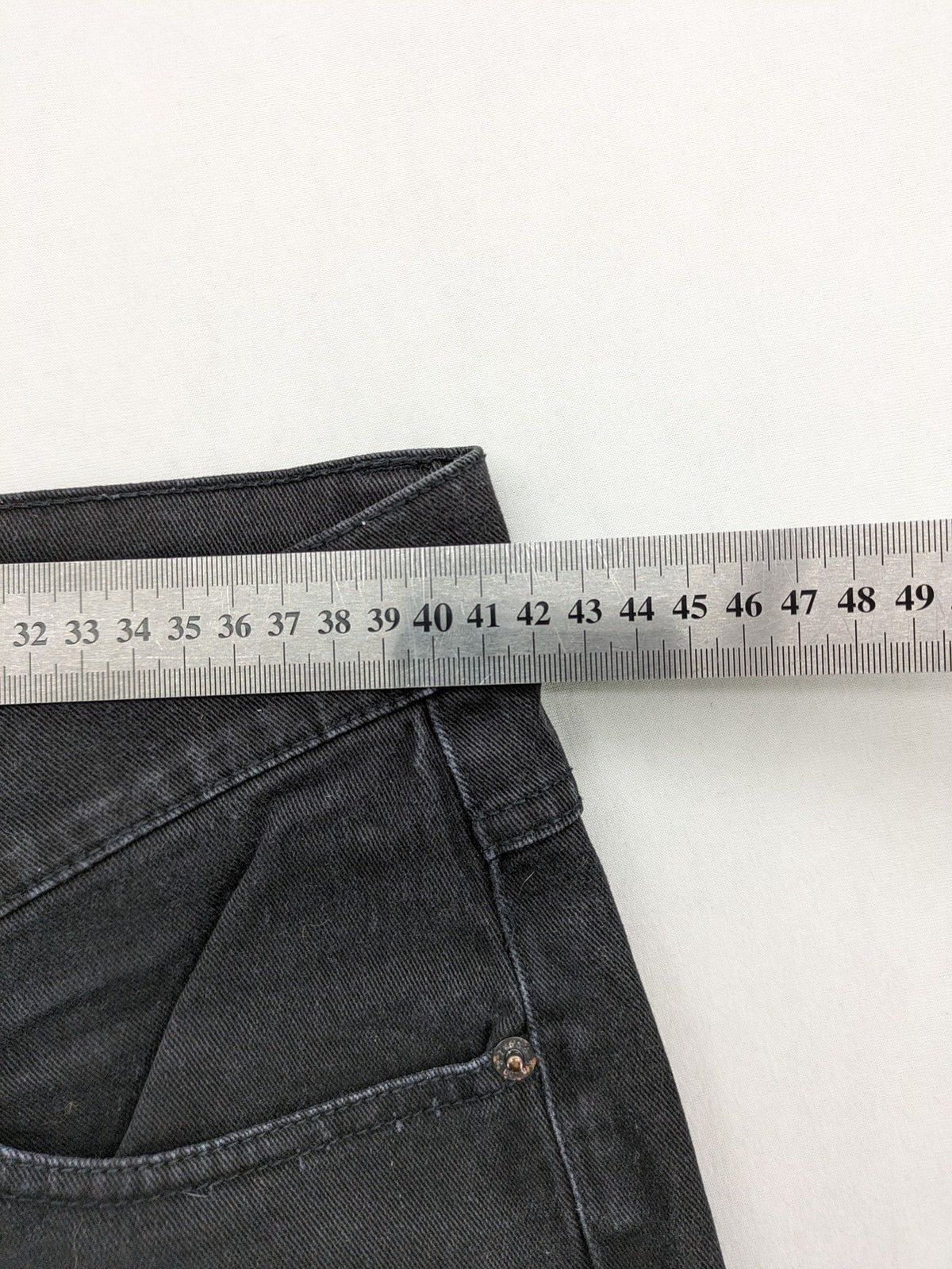 H&M Divided black skinny jeans low waist 5-pocket style with stretch denim material.