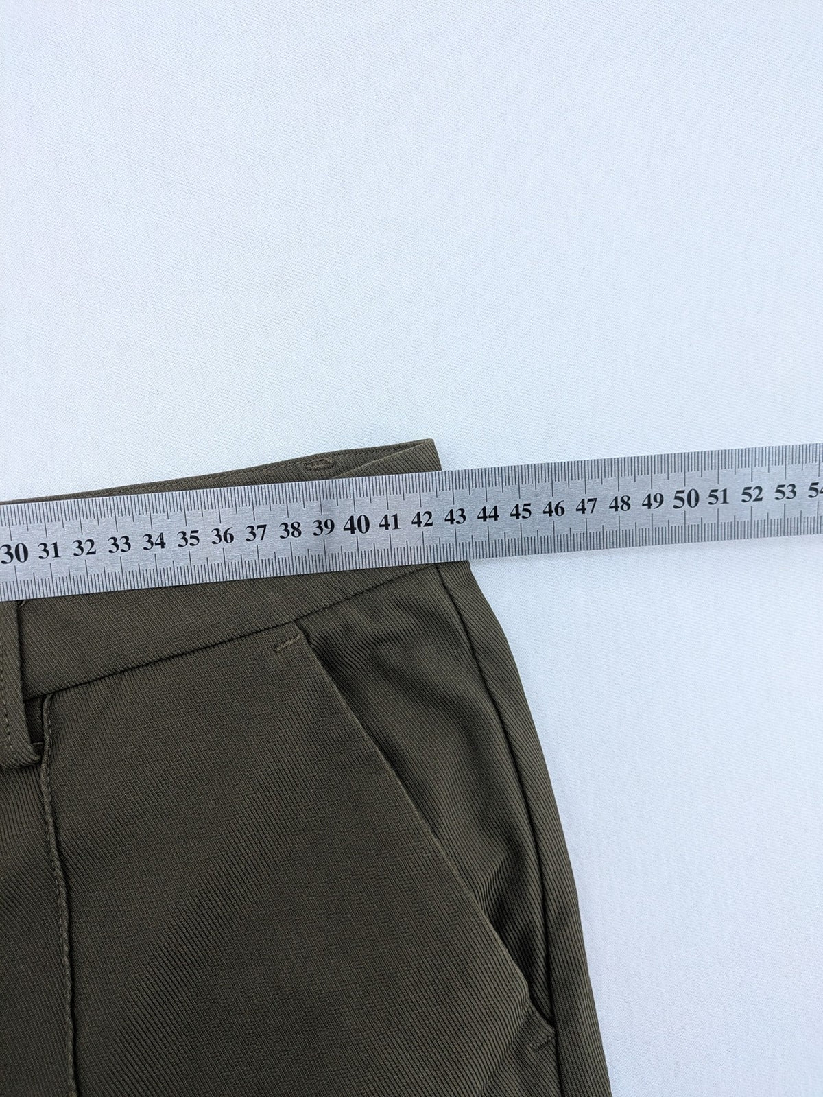 CLOSED khaki pants with vertical seam details and stretch waistband, made from cotton blend.