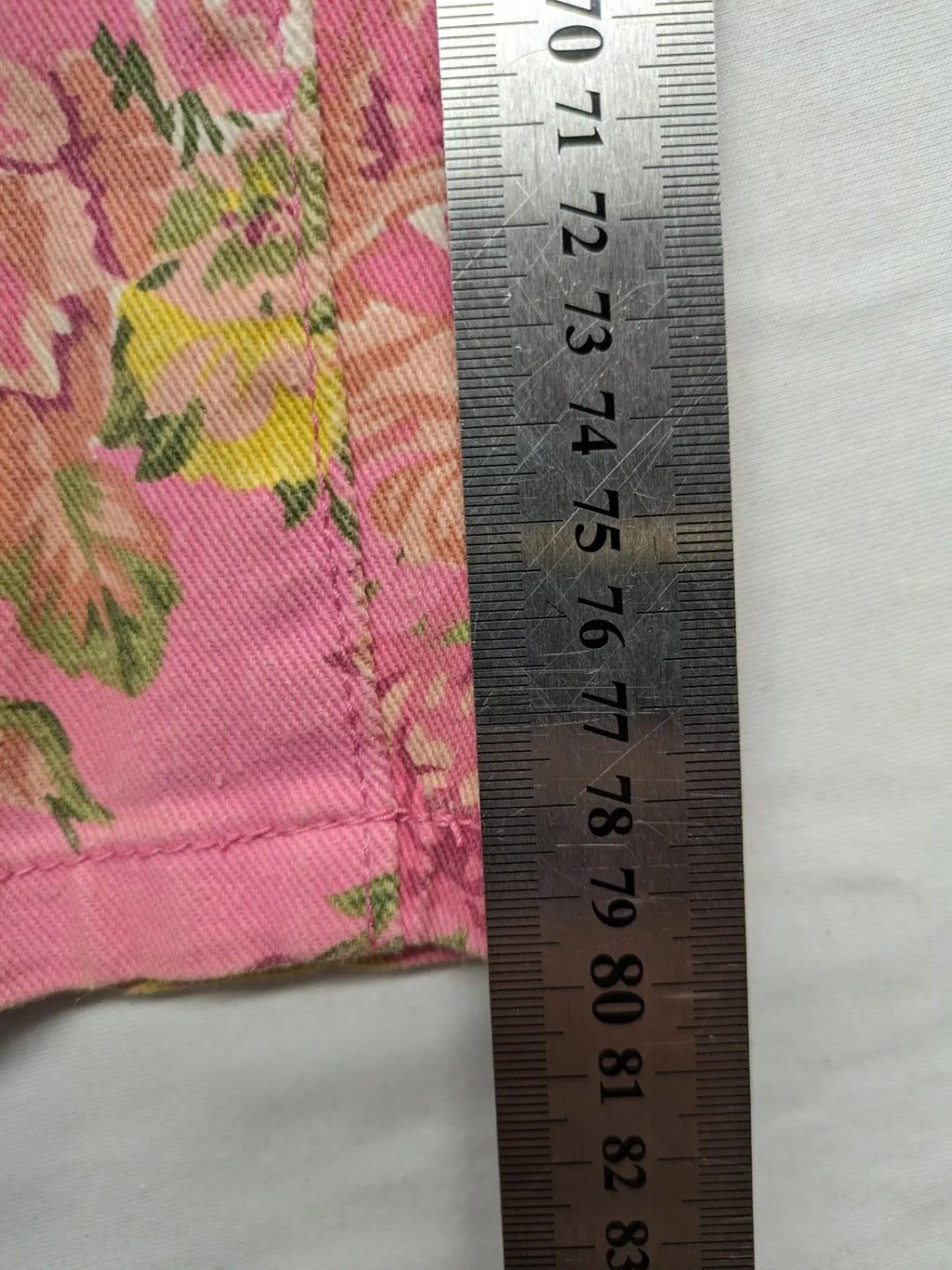Crazy World floral straight jeans pink with 5-pocket design and slim fit.