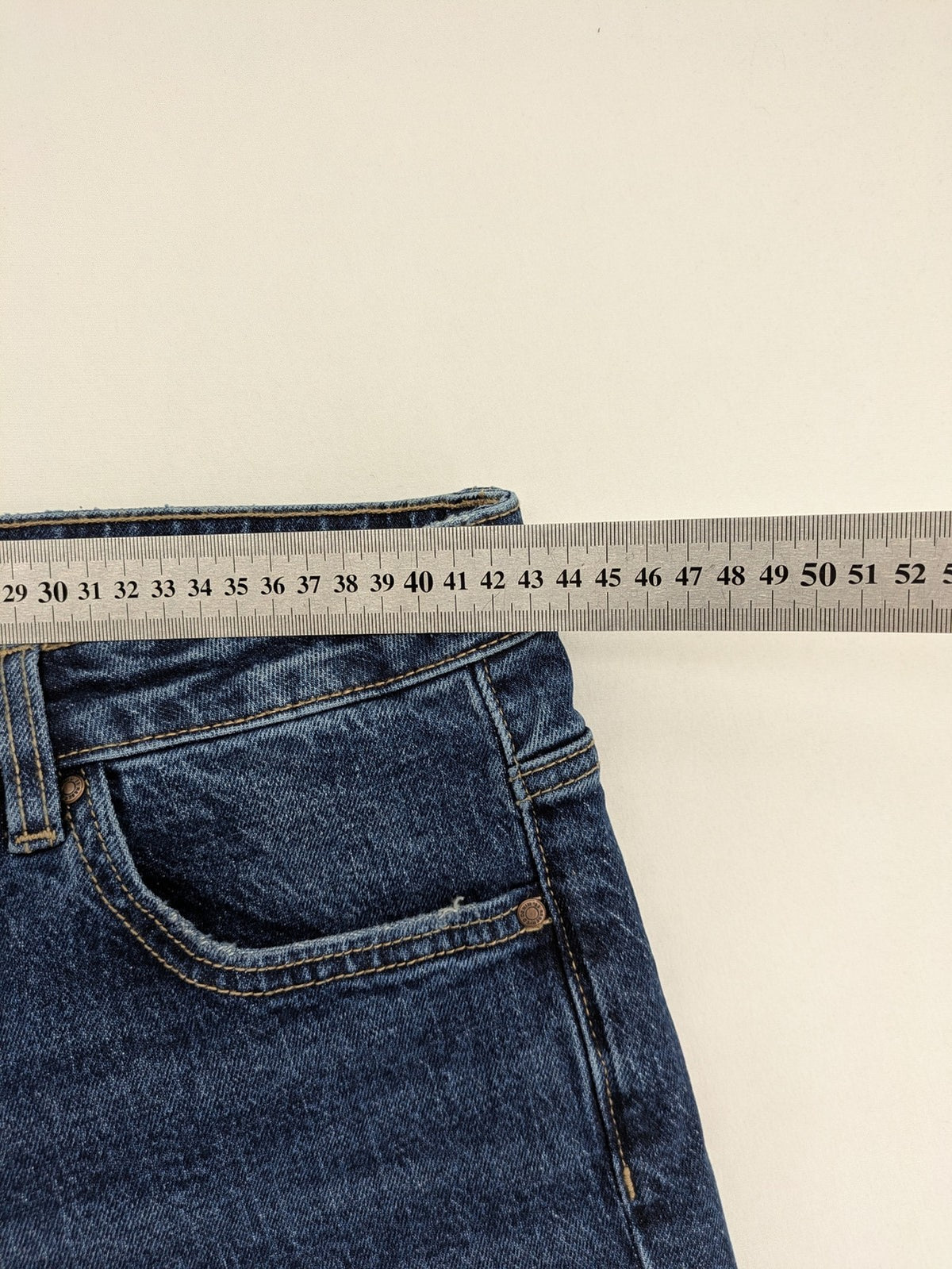 Reserved blue straight jeans high waist with classic fit and stretch cotton material.