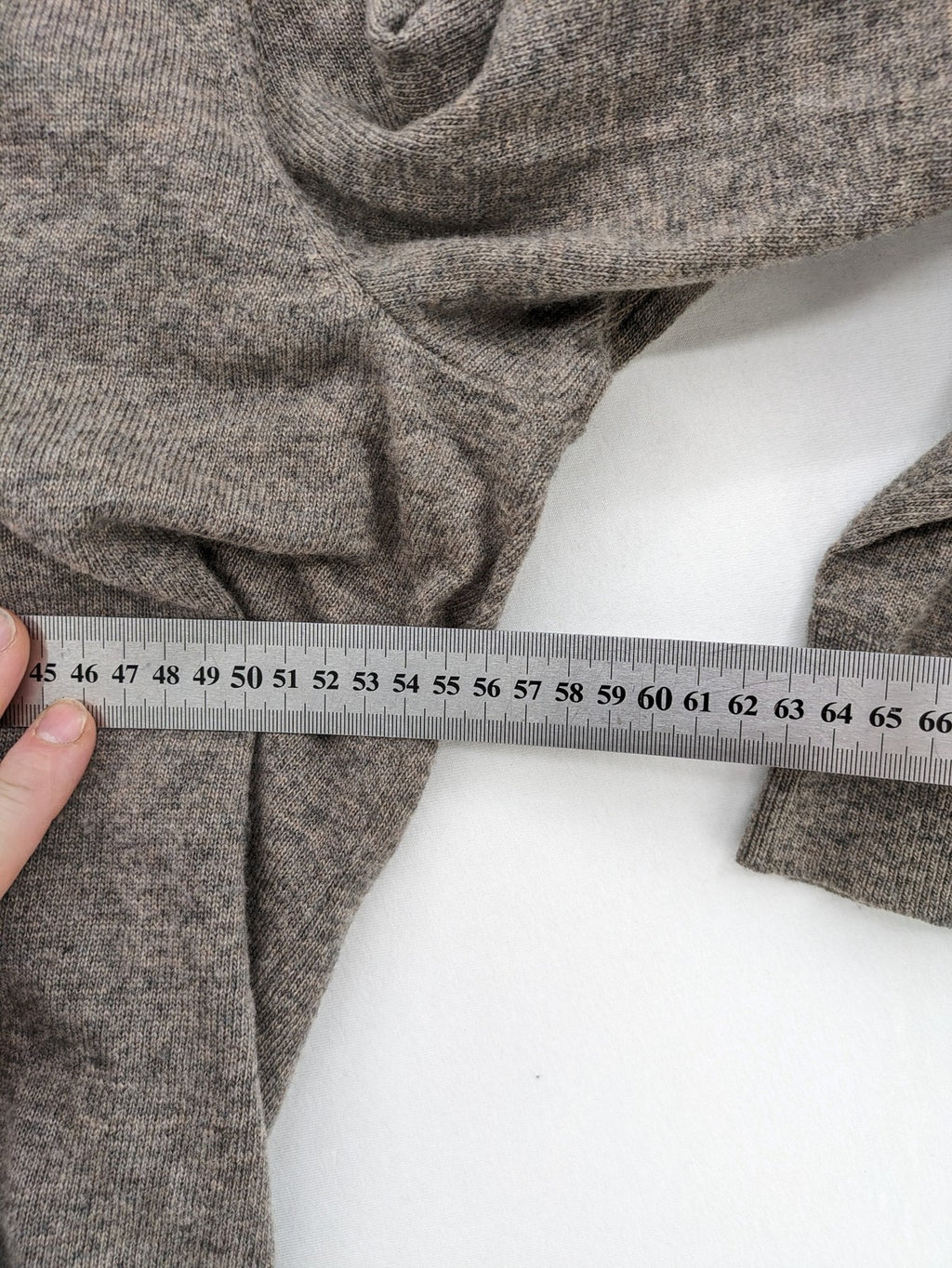 GANT grey V-neck sweater extra fine lambswool with subtle embroidered logo.