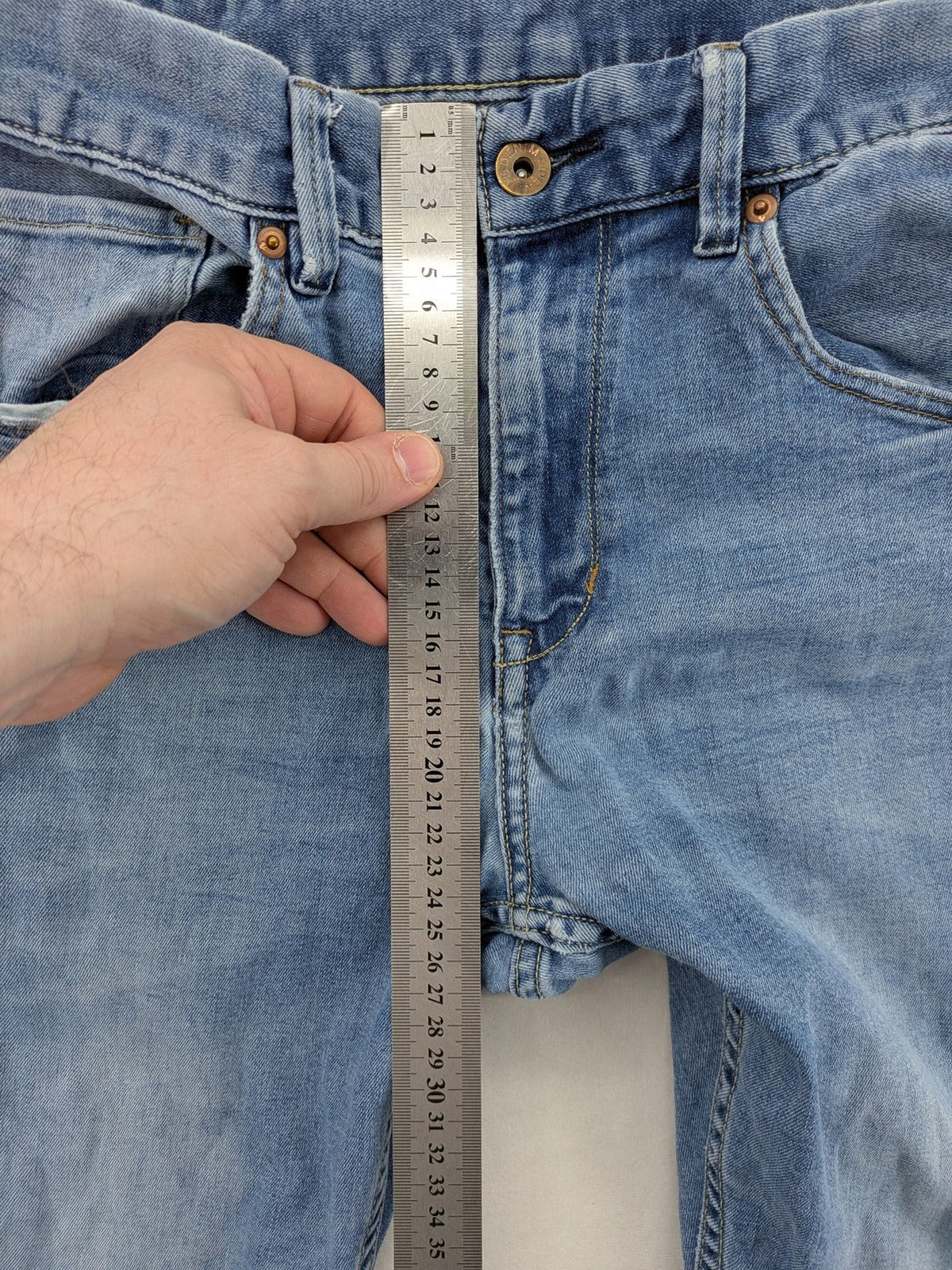 H&M blue skinny fit jeans with classic 5-pocket design and stretch cotton material.