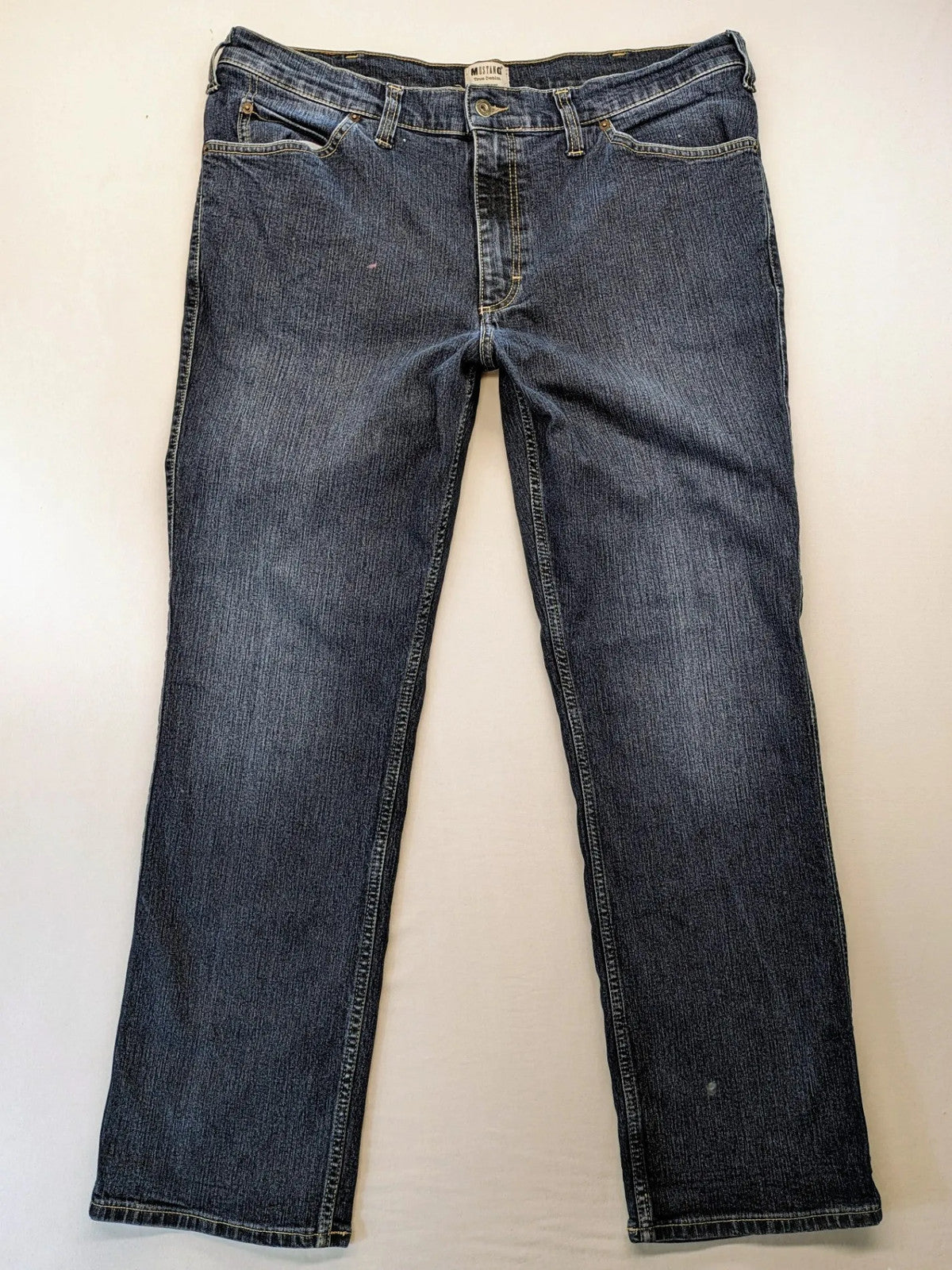 Mustang straight jeans blue dark wash, robust True Denim, classic fit, zipper closure.