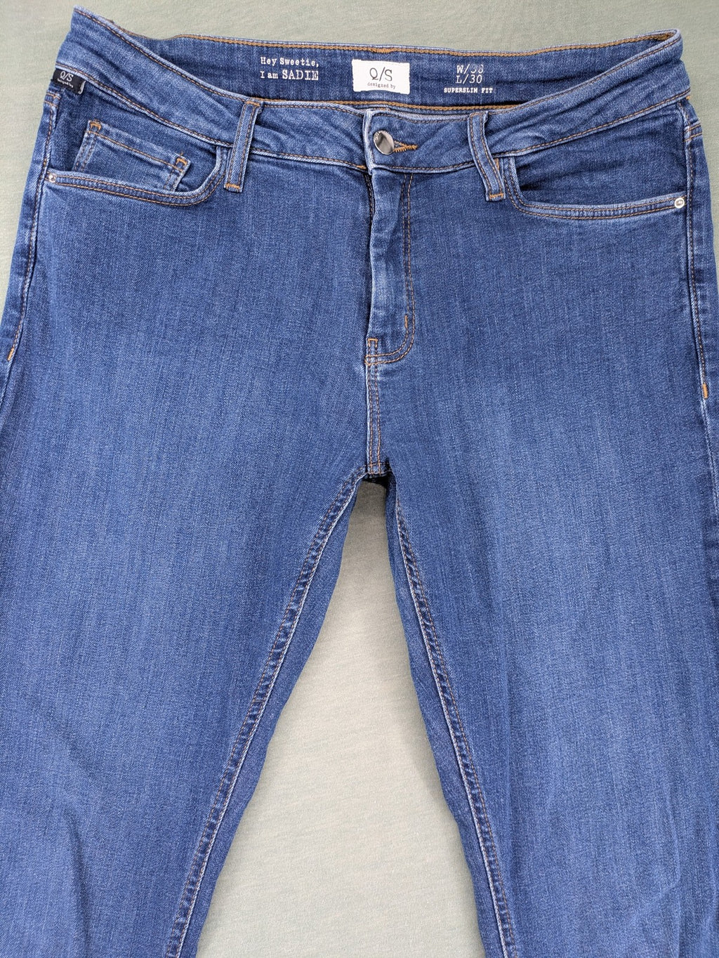 Q/S blue superslim fit jeans with classic 5-pocket style and zipper detail.