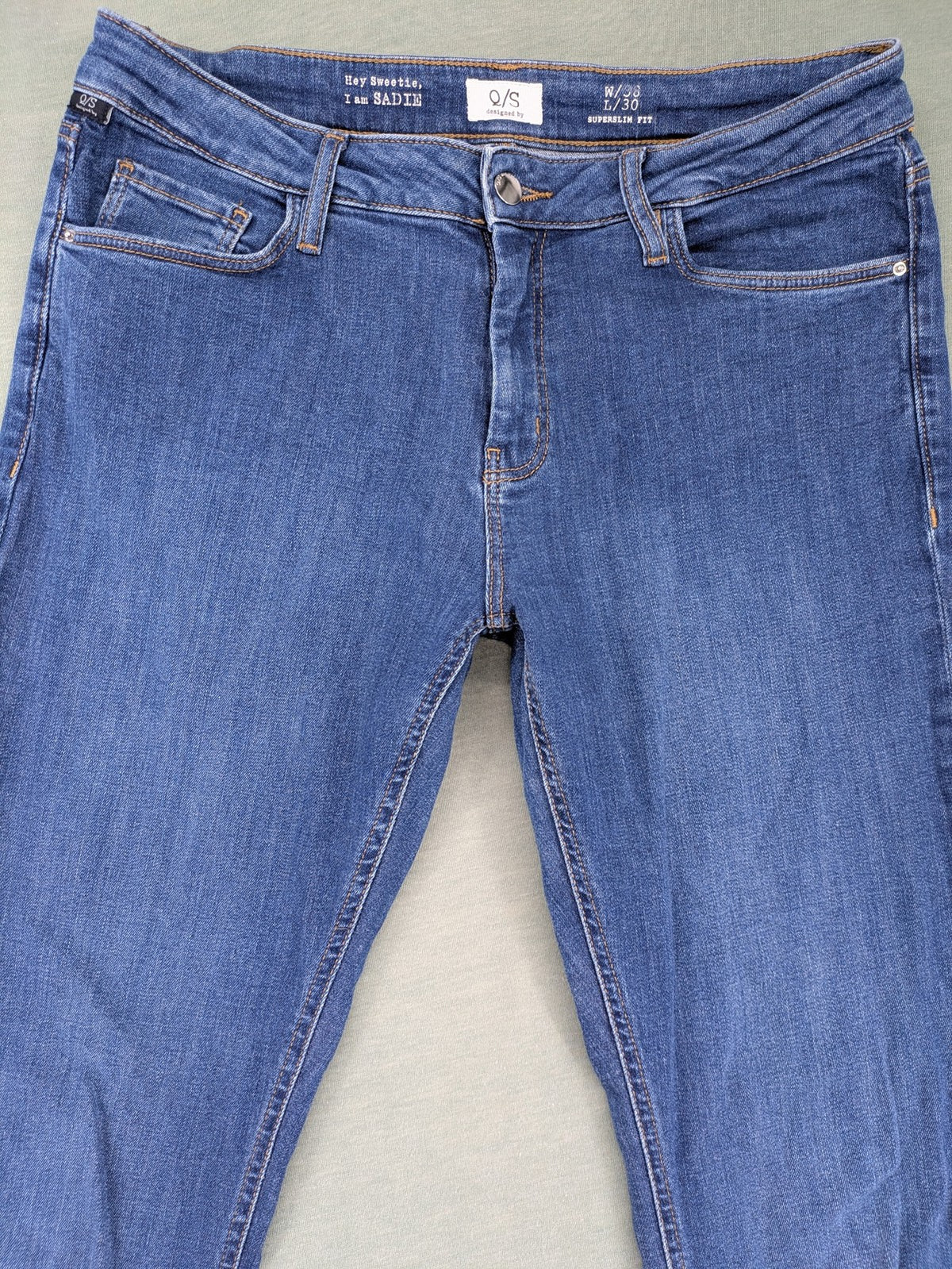 Q/S blue superslim fit jeans with classic 5-pocket style and zipper detail.
